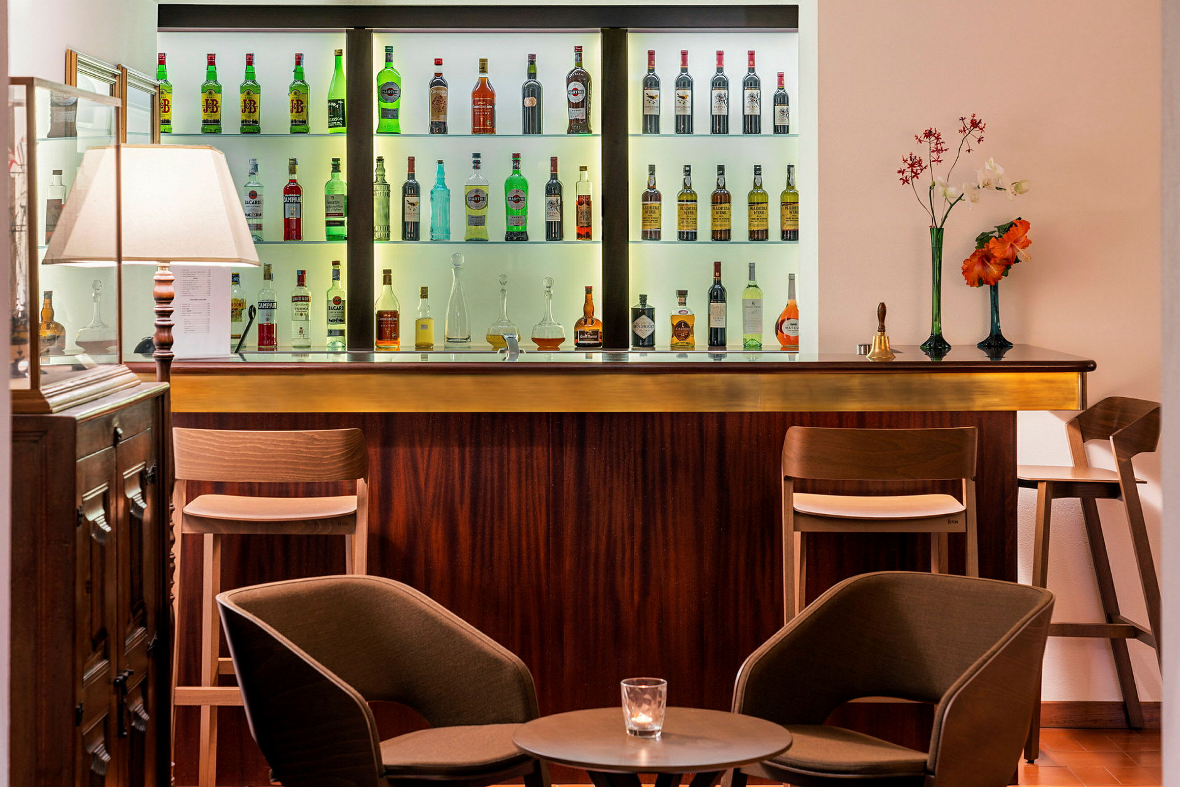 En hotelbar med stole og et bord foran. (AI-genereret tekst)