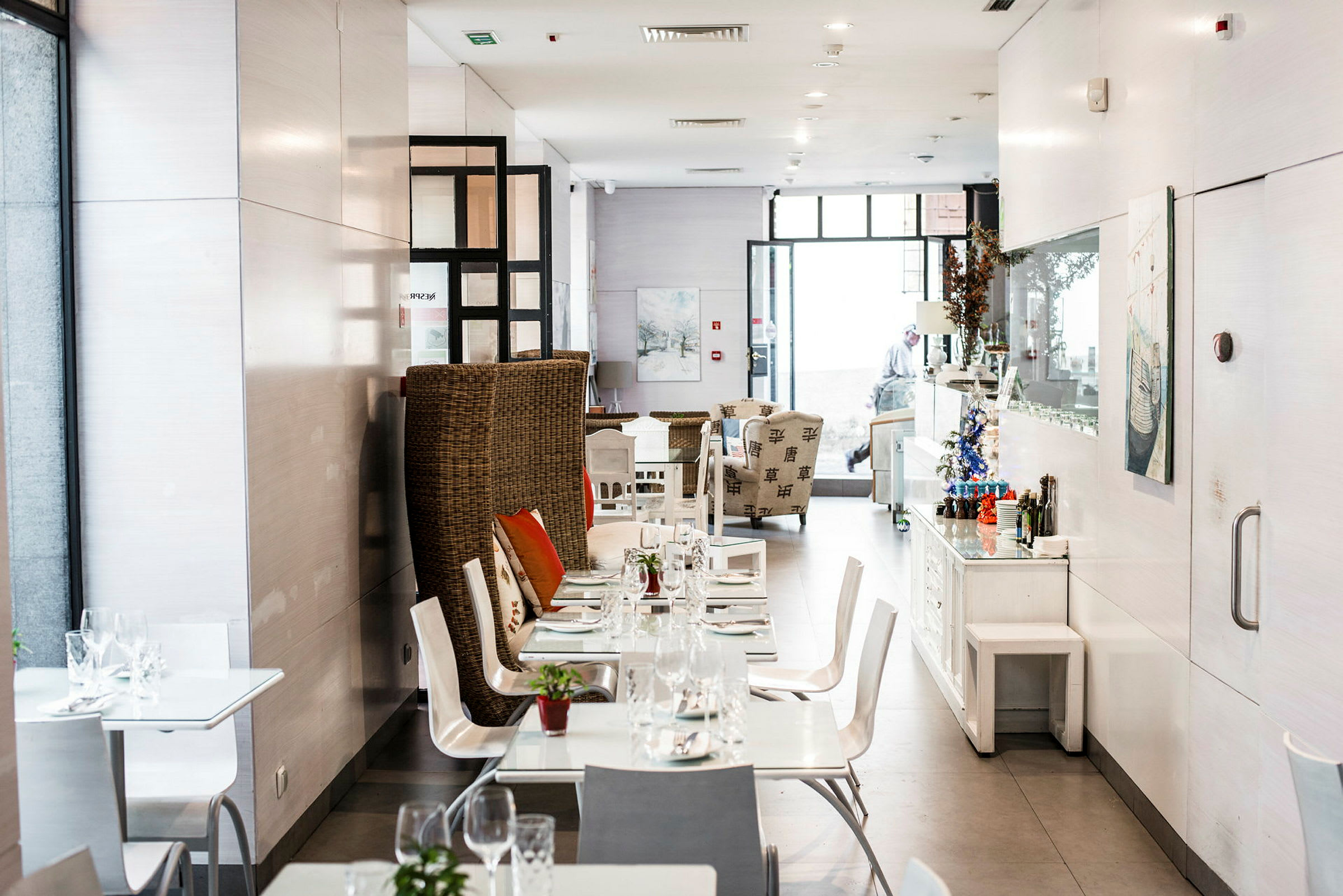 En moderne restaurant med hvide møbler og stilfuld indretning. (AI-genereret tekst)
