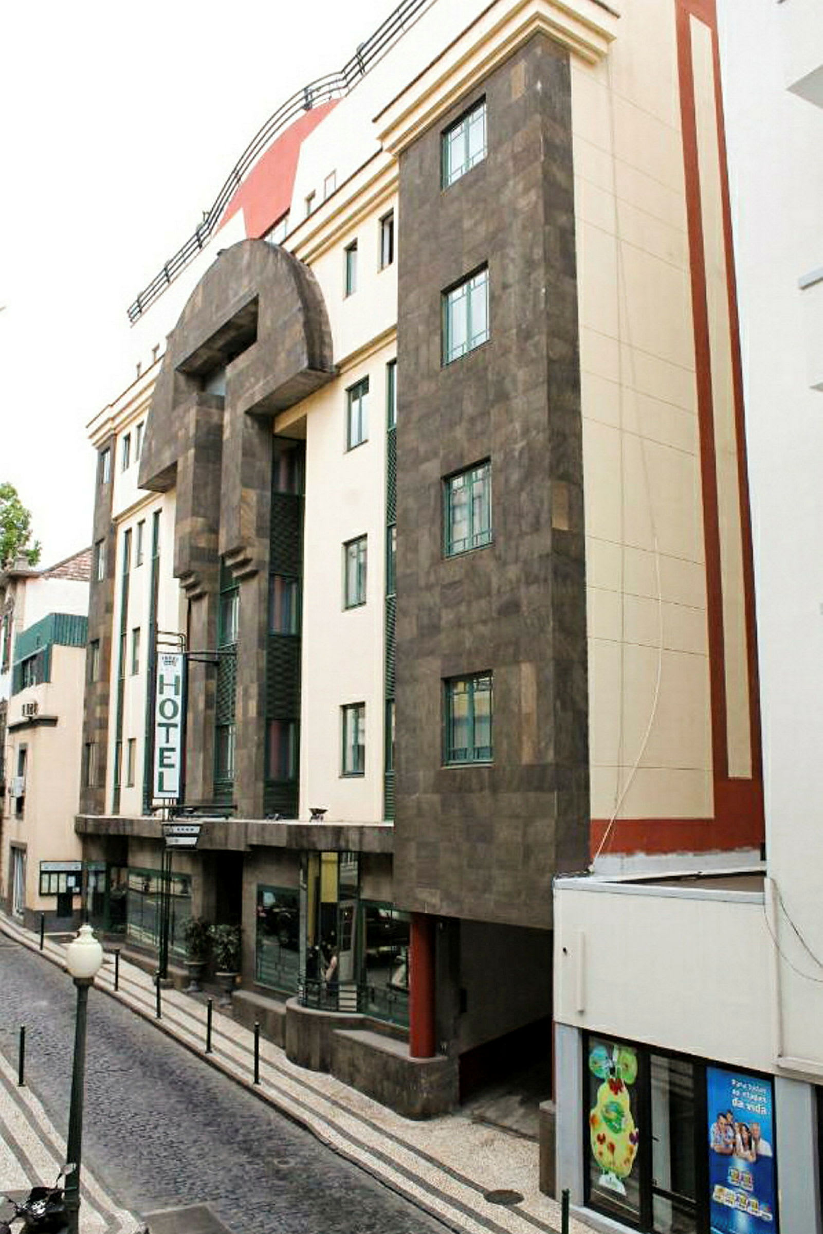 Hotelfacade i bymiljø med neonskilt og detaljeret arkitektur. (AI-genereret tekst)