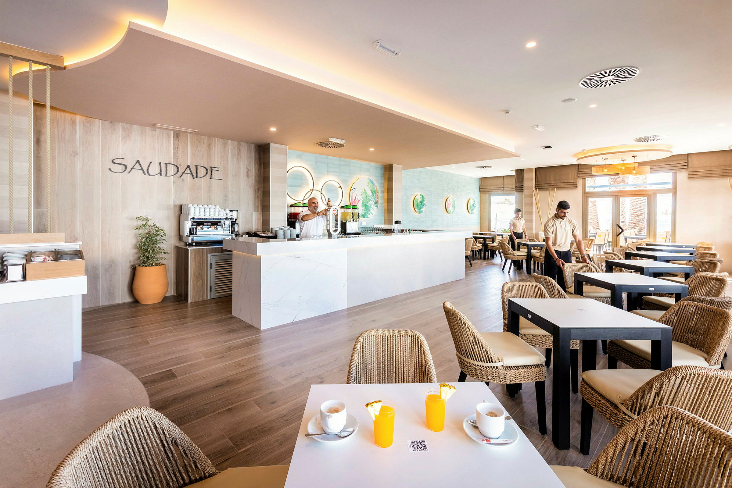 Interiør af en moderne restaurant med en kaffestation og borde med siddepladser. (AI-genereret tekst)