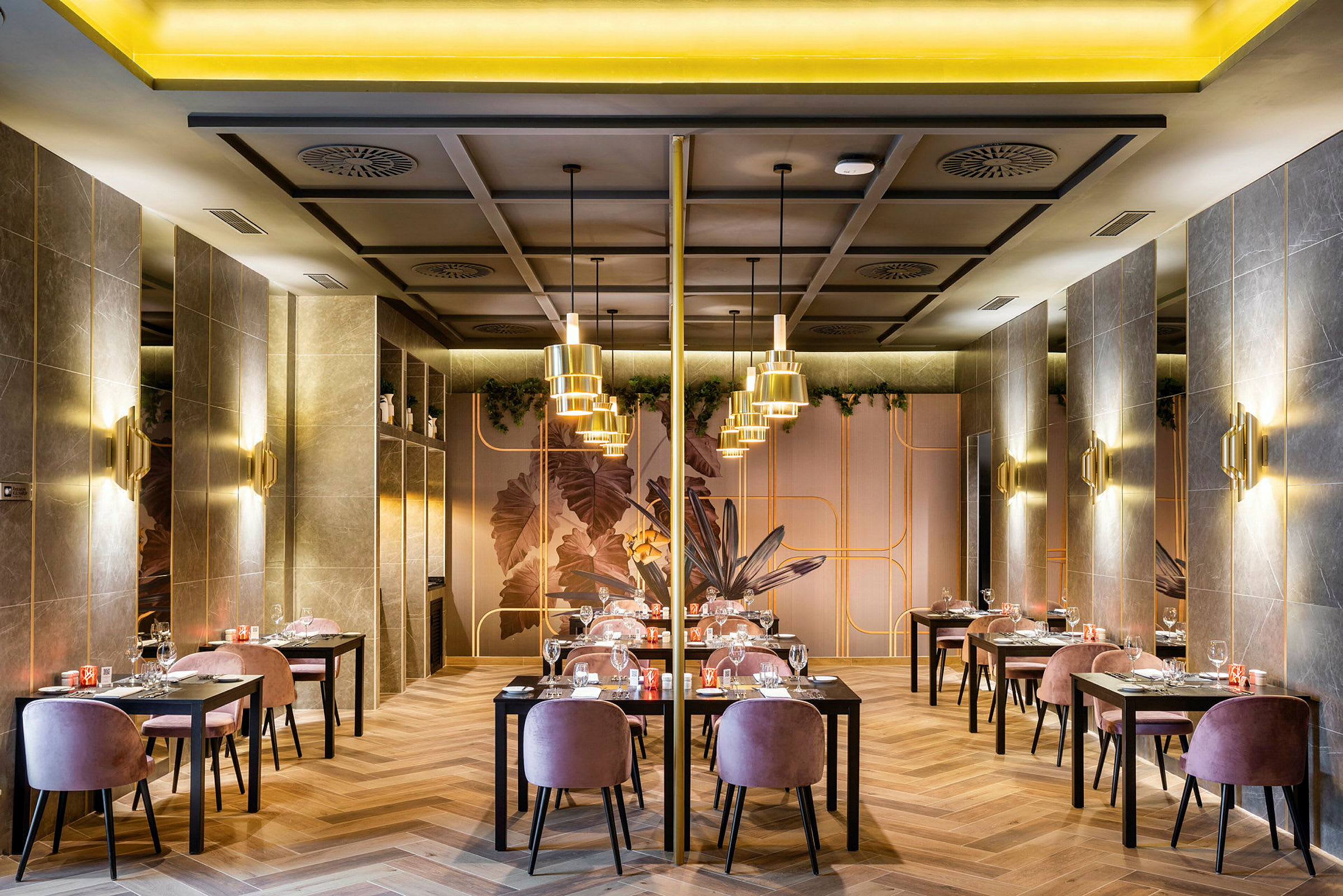 Billede af en elegant restaurant med borde og stole, moderne indretning og stemningsfuld belysning. (AI-genereret tekst)