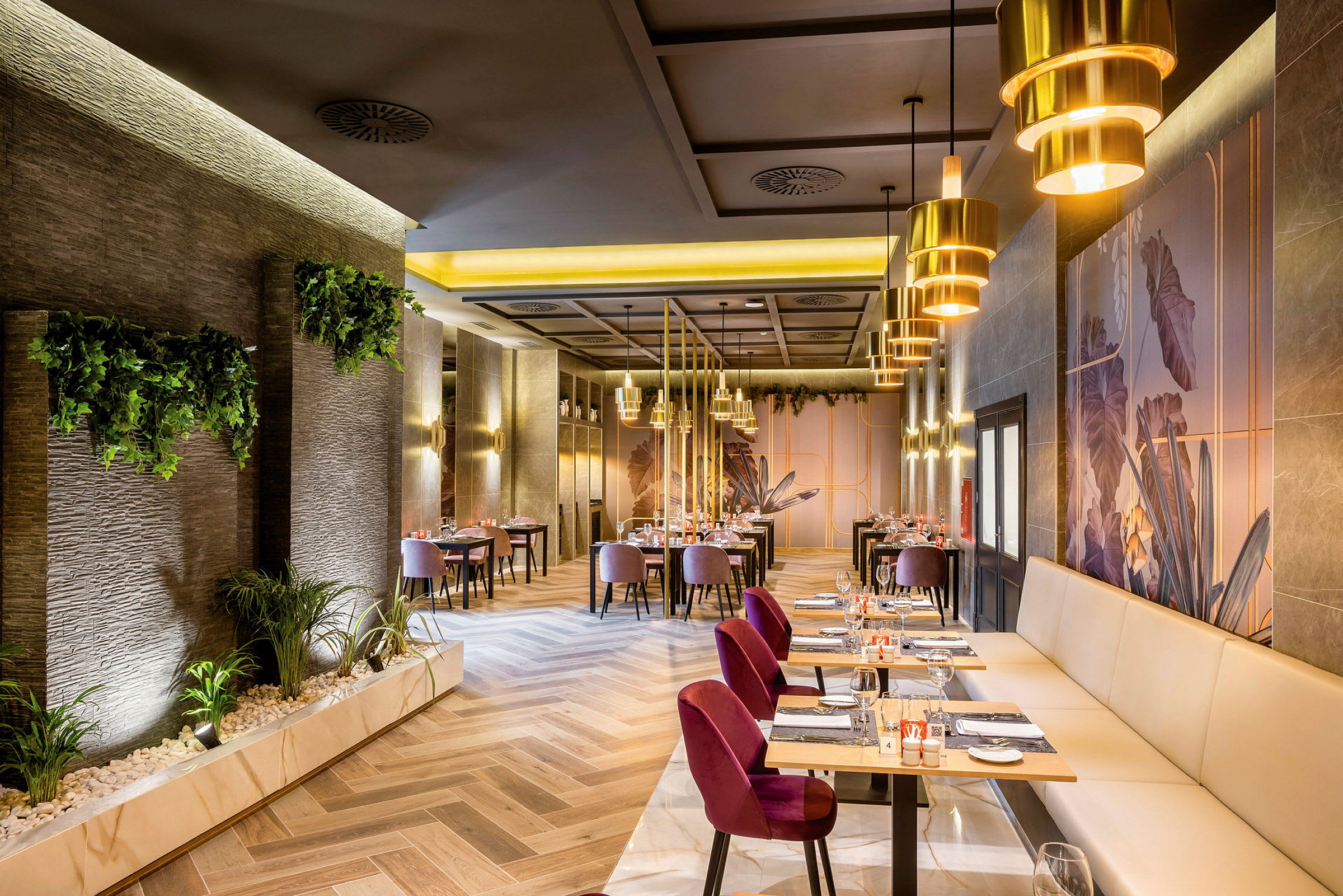 En elegant restaurantinteriør med moderne møbler og dekorative planter. (AI-genereret tekst)