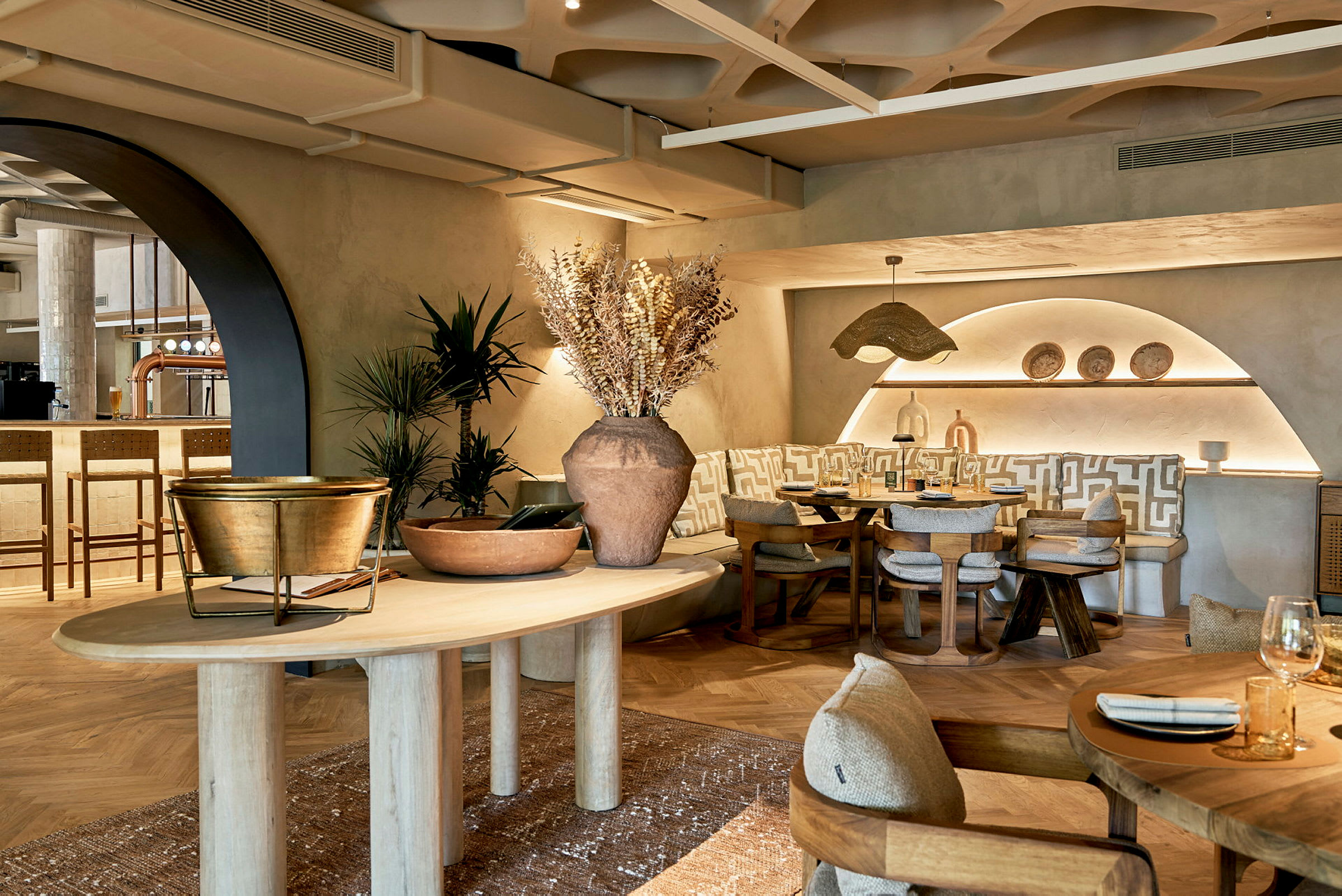 Moderne restaurantmiljø med belysning, borde og stole. (AI-genereret tekst)