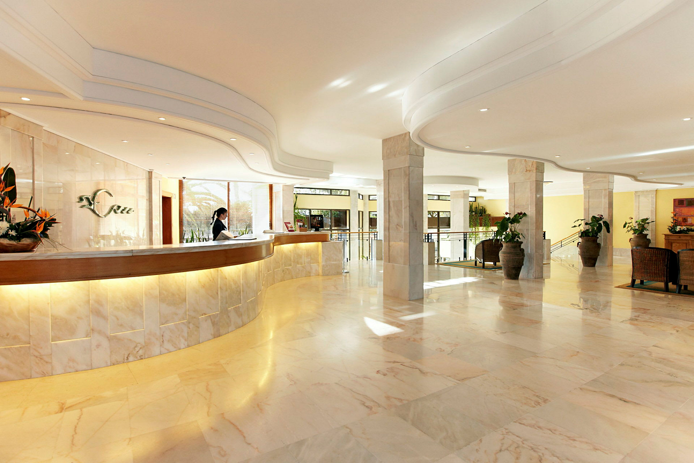 Hotellets reception med marmorgulv og interiør. (AI-genereret tekst)