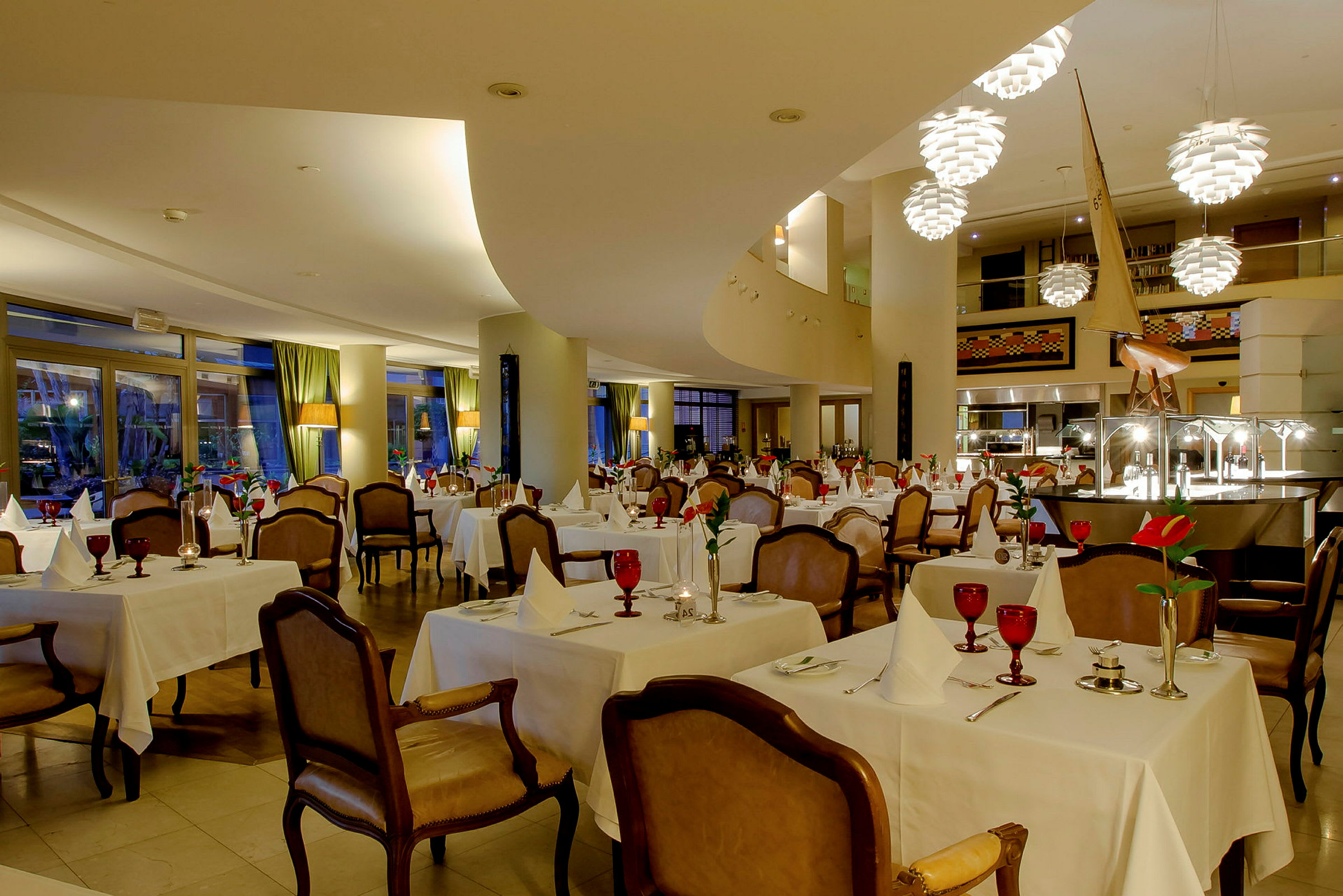 En elegant restaurant med opdækkede borde, hvide duge og varmt lys. (AI-genereret tekst)