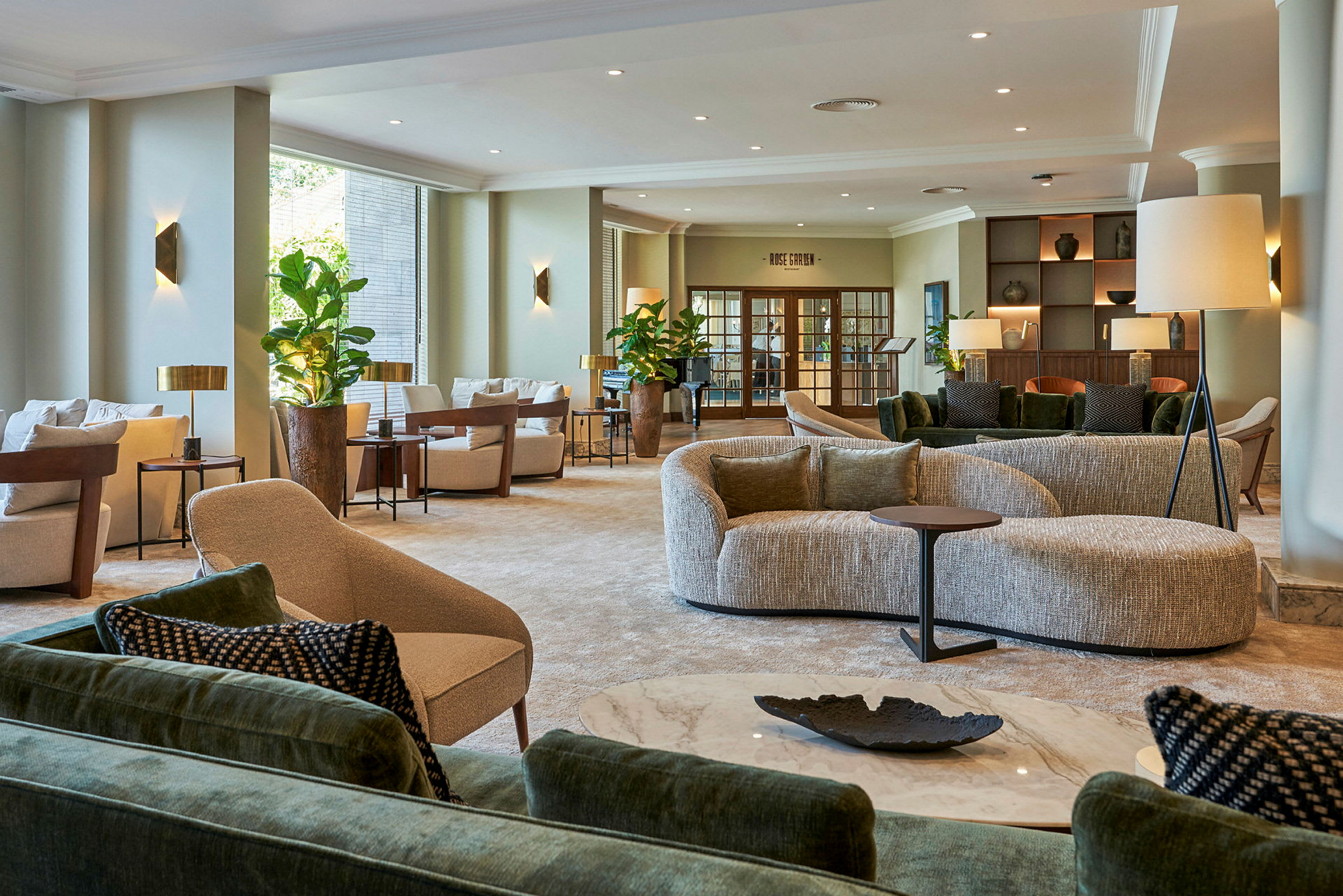 Et elegant møbleret hotellobbyområde med siddepladser og en rolig atmosfære. (AI-genereret tekst)
