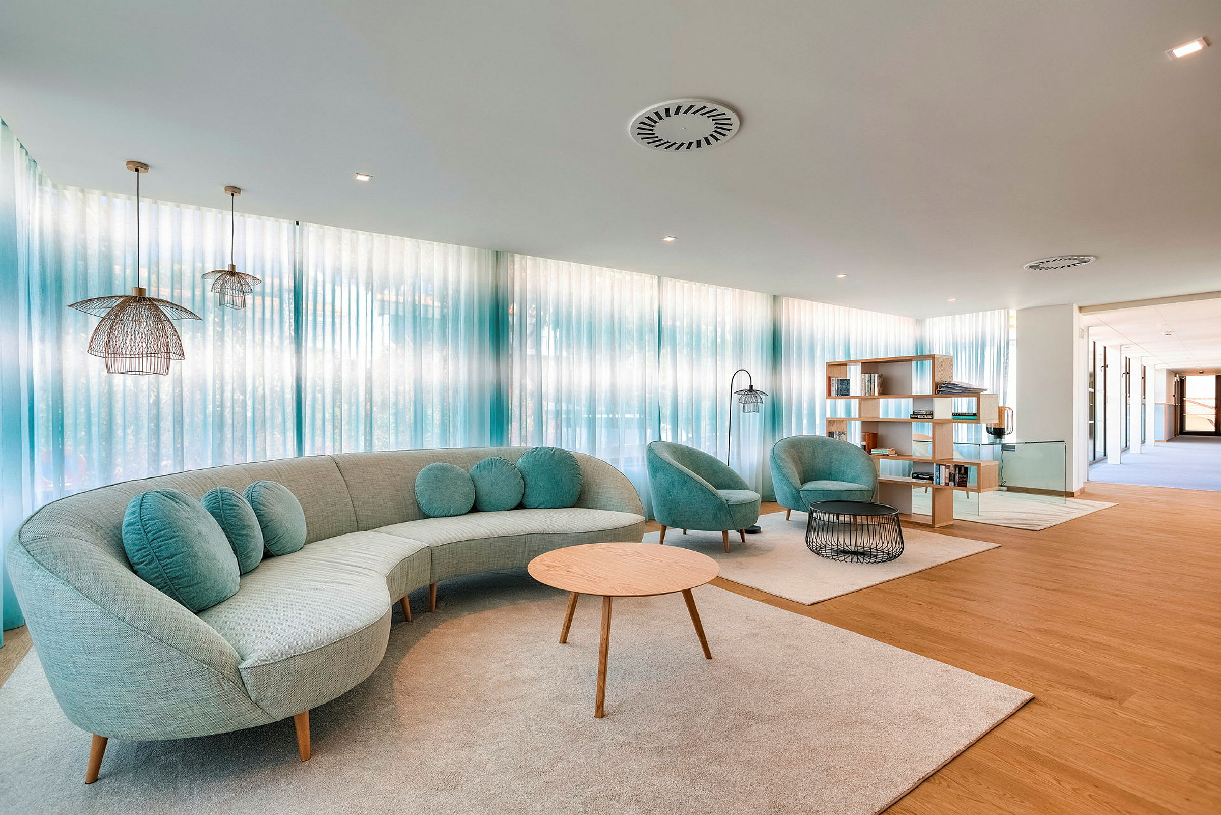 Lyst og moderne loungemiljø med sofaer, stole og et bord. (AI-genereret tekst)