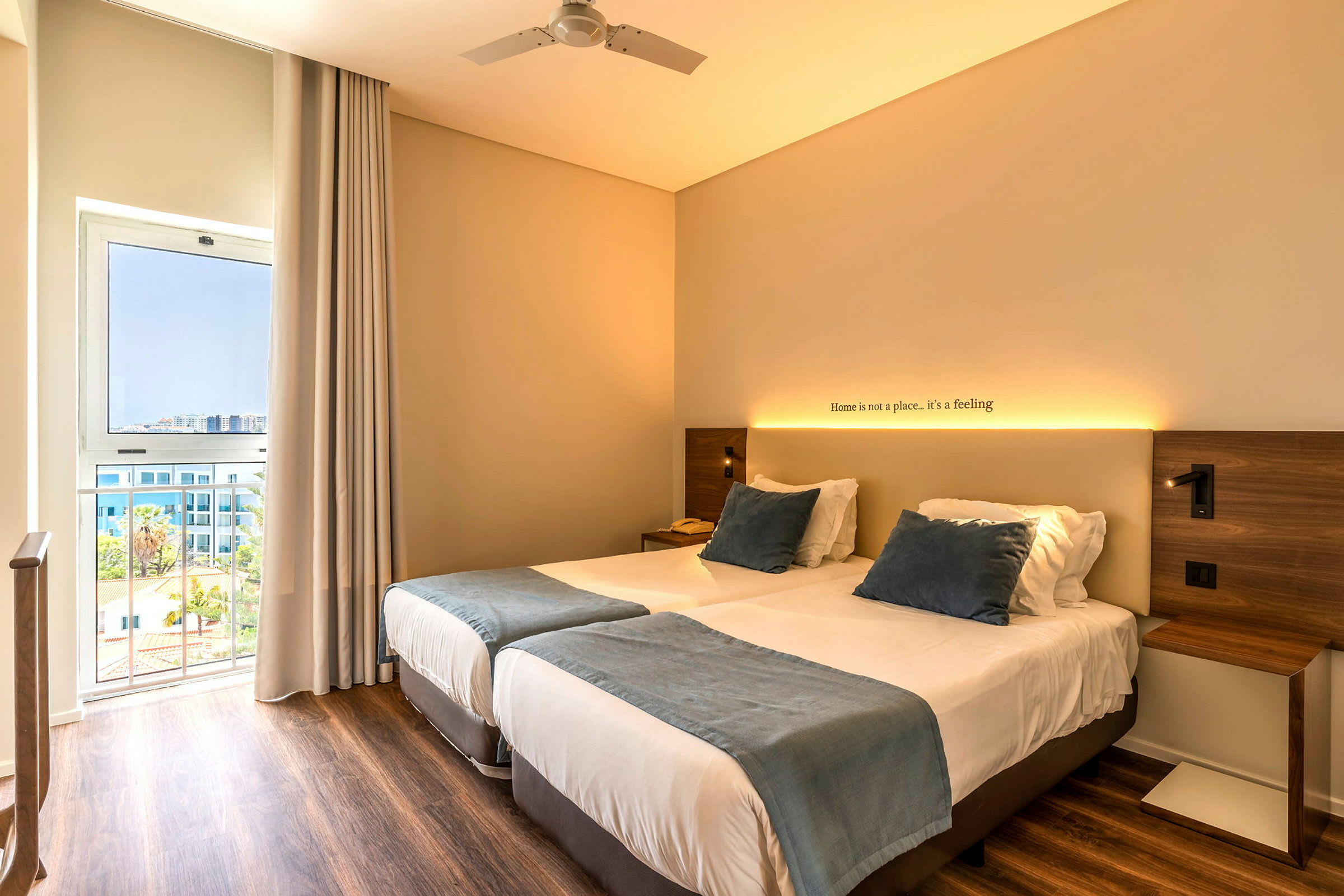 Hotelværelse med to enkeltsenge, moderne indrettet og vindue med udsigt. (AI-genereret tekst)