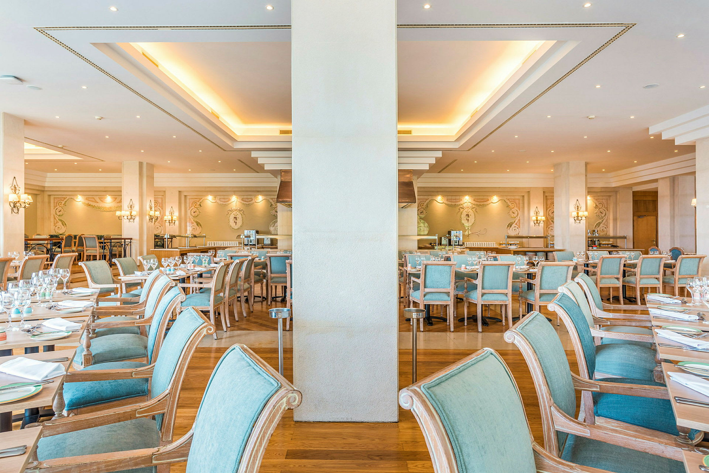 Stole og borde opstillet i en elegant restaurant med lys indretning. (AI-genereret tekst)