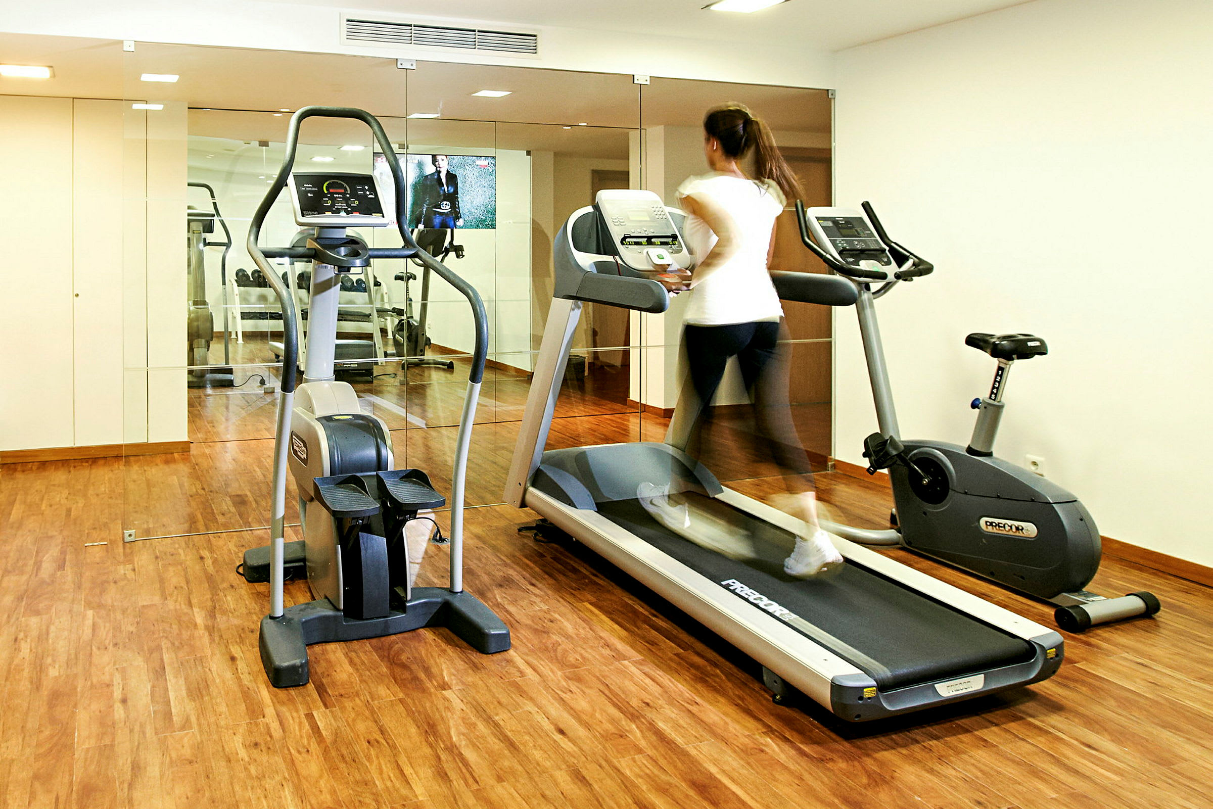 Person, der træner på et løbebånd i et fitnesscenter. (AI-genereret tekst)