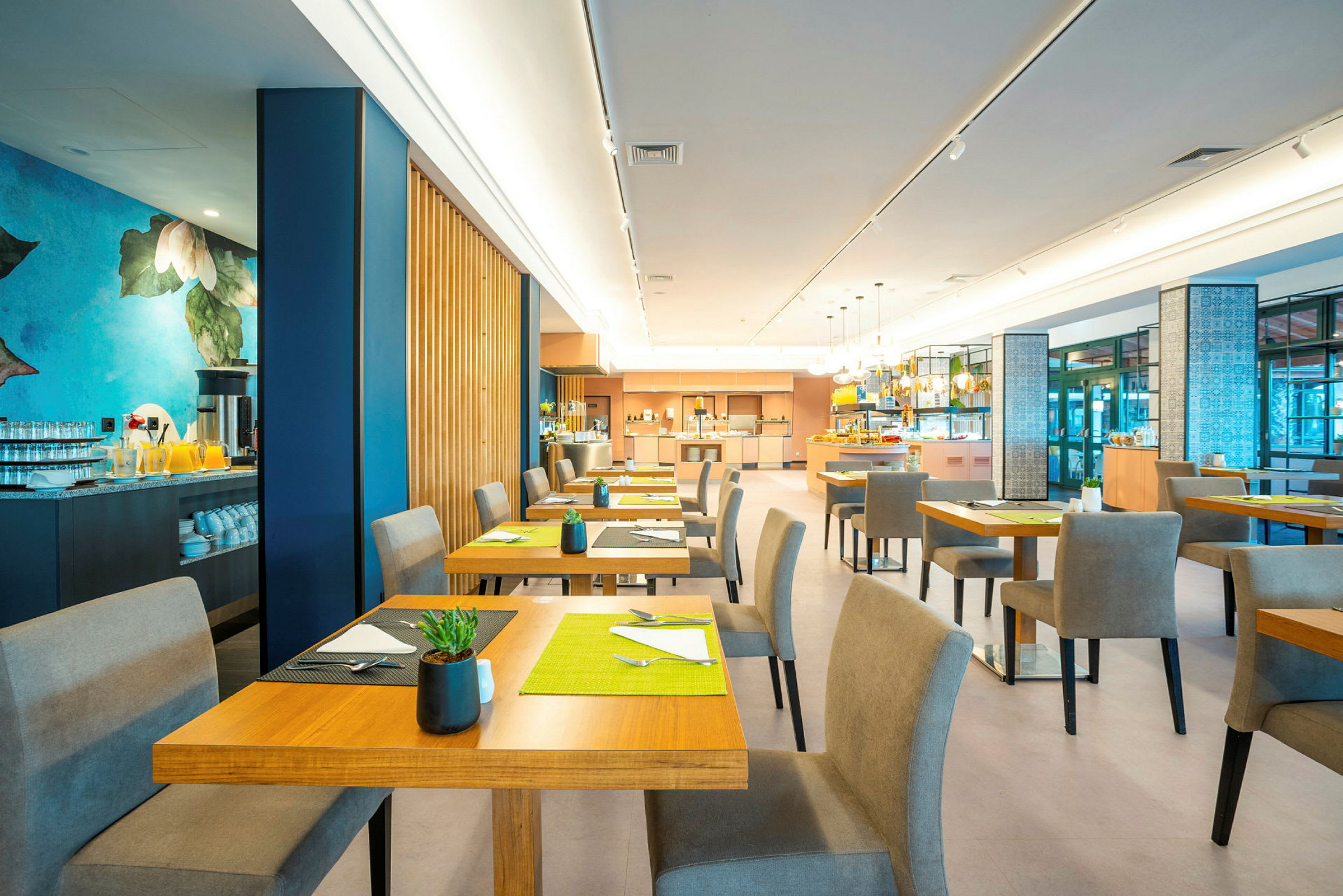 Restaurant med borde og stole arrangeret i et lyst rum. (AI-genereret tekst)