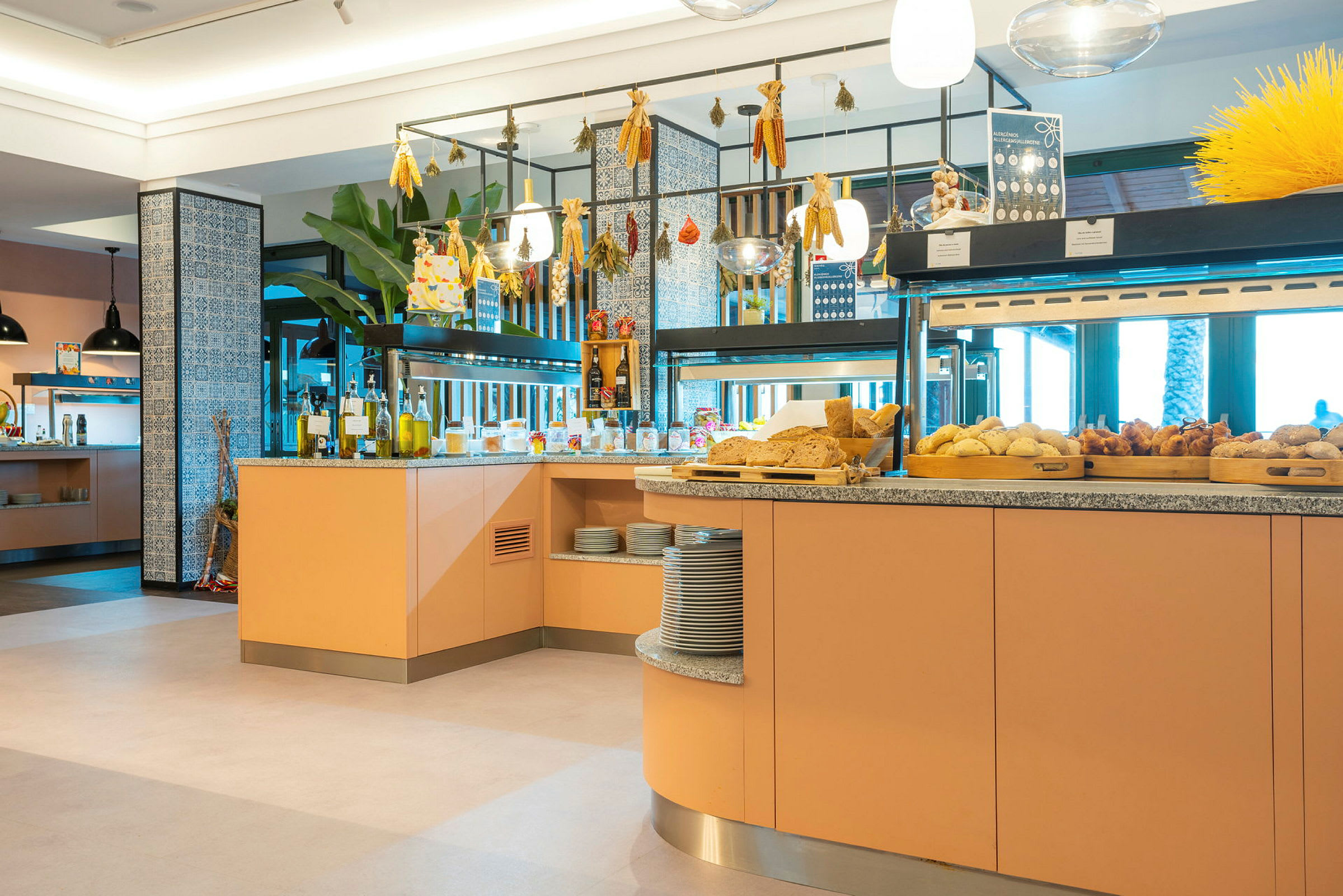 Buffet med brød og olier på lyse arbejdsstationer. (AI-genereret tekst)