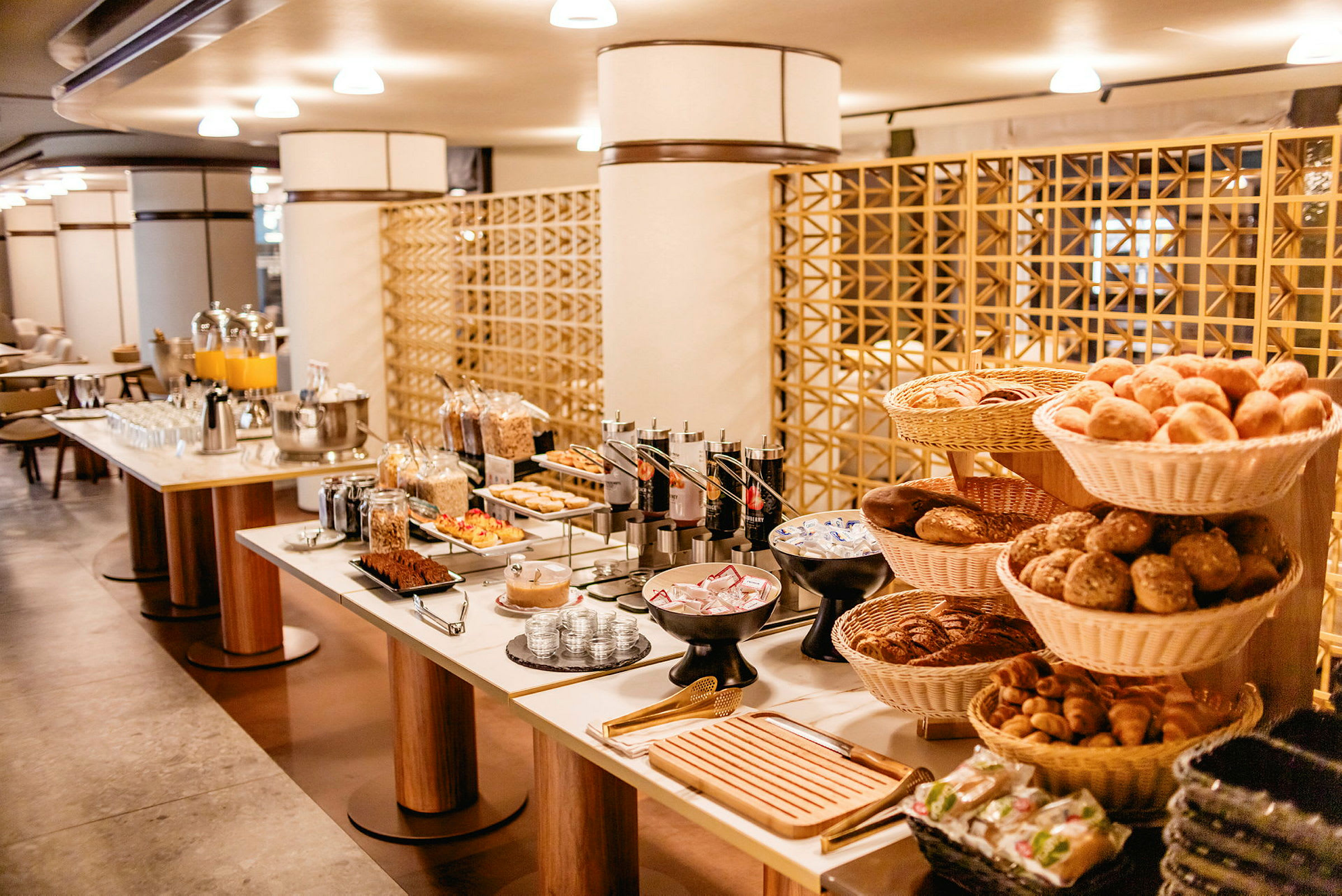 Morgenmadsbuffet med forskellige retter og drikkevarer på et bord. (AI-genereret tekst)