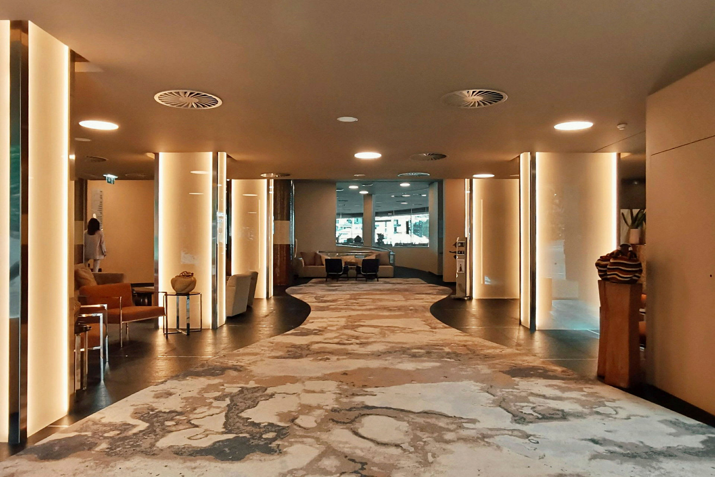 Moderne hotellobby med siddepladser. (AI-genereret tekst)