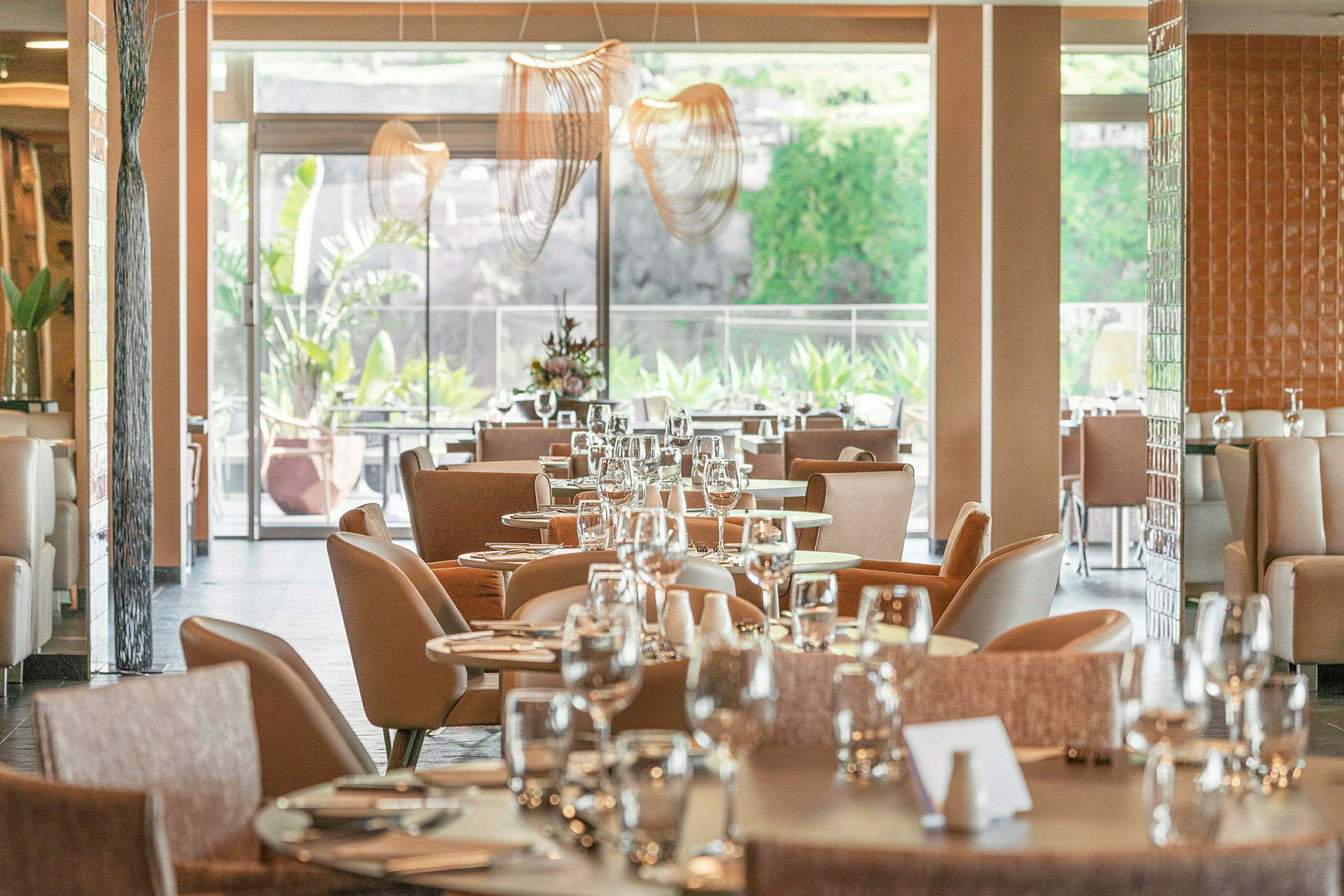 Restaurant med dækkede borde og stole. (AI-genereret tekst)
