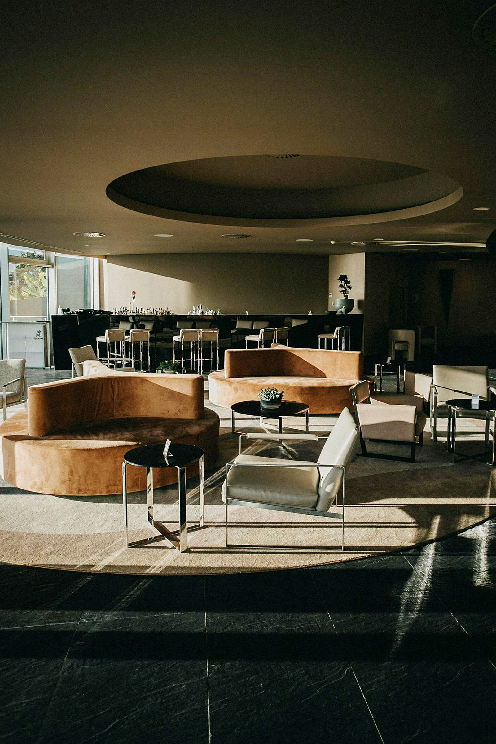 Et loungeområde med moderne sofaer og borde i et æstetisk belyst rum. (AI-genereret tekst)