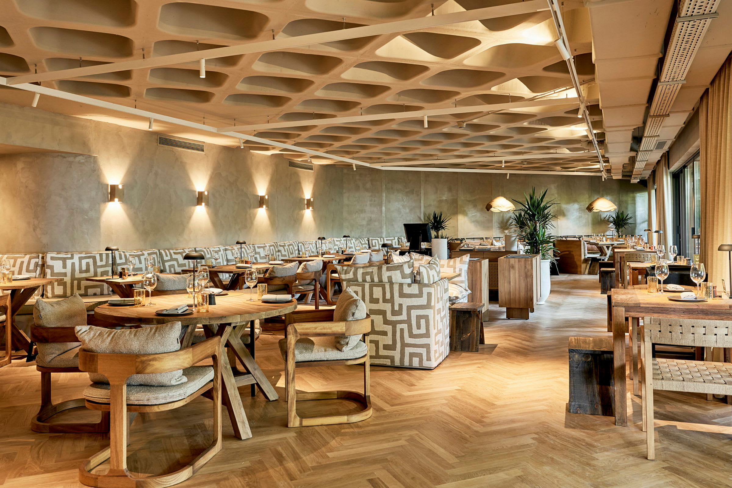 Billede af en moderne restaurant med stilfuld indretning. (AI-genereret tekst)