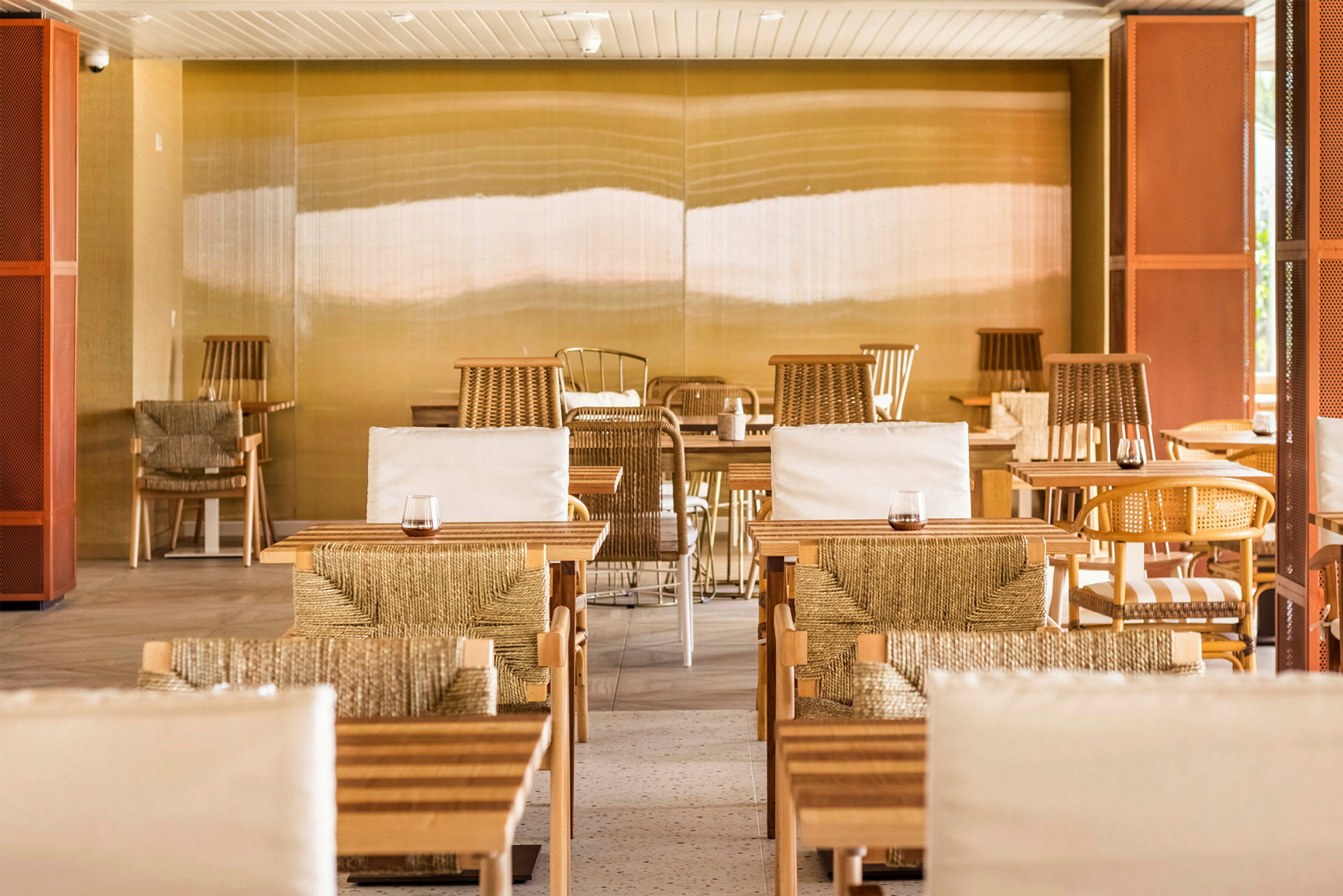Interiør af en restaurant med træborde og stole. (AI-genereret tekst)