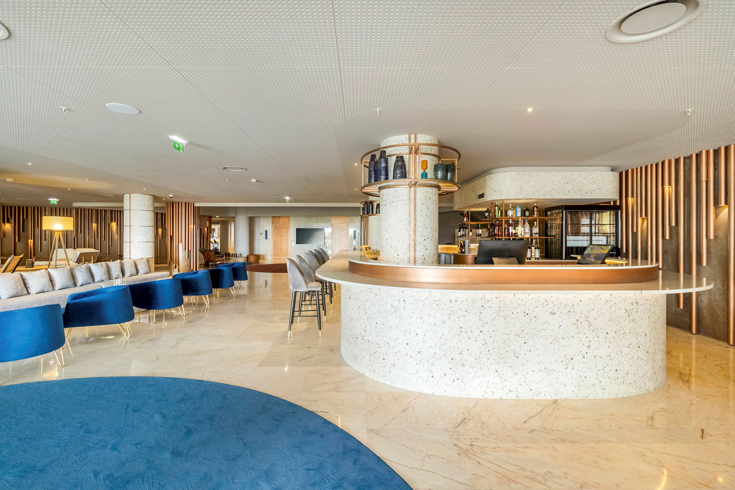 Billede af en hotelbar med moderne møbler og stilrent interiør. (AI-genereret tekst)