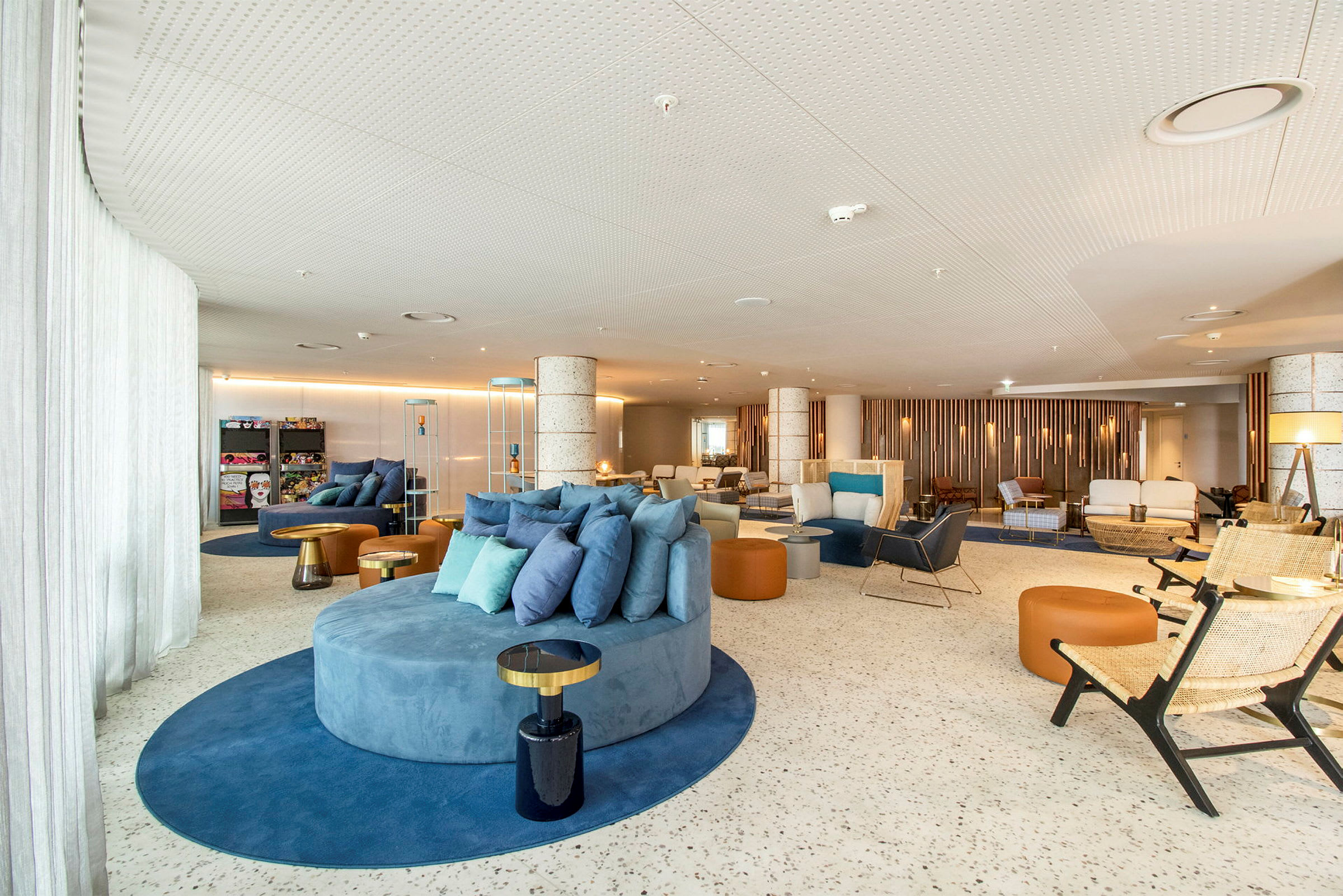 Et moderne loungeområde med siddearrangementer i forskellige farver og stilarter. (AI-genereret tekst)