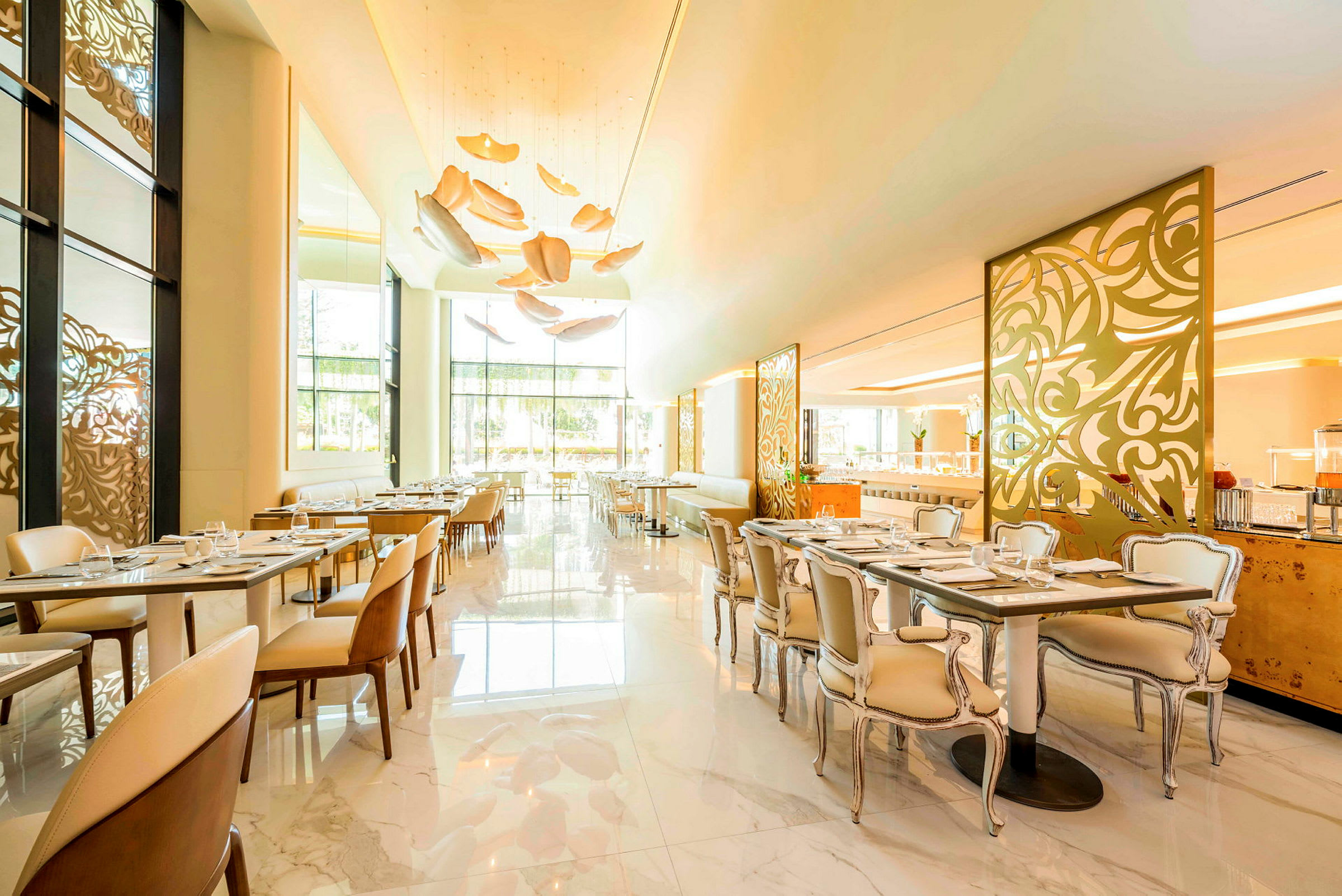 Elegant restaurant med moderne indretning og lyse møbler. (AI-genereret tekst)