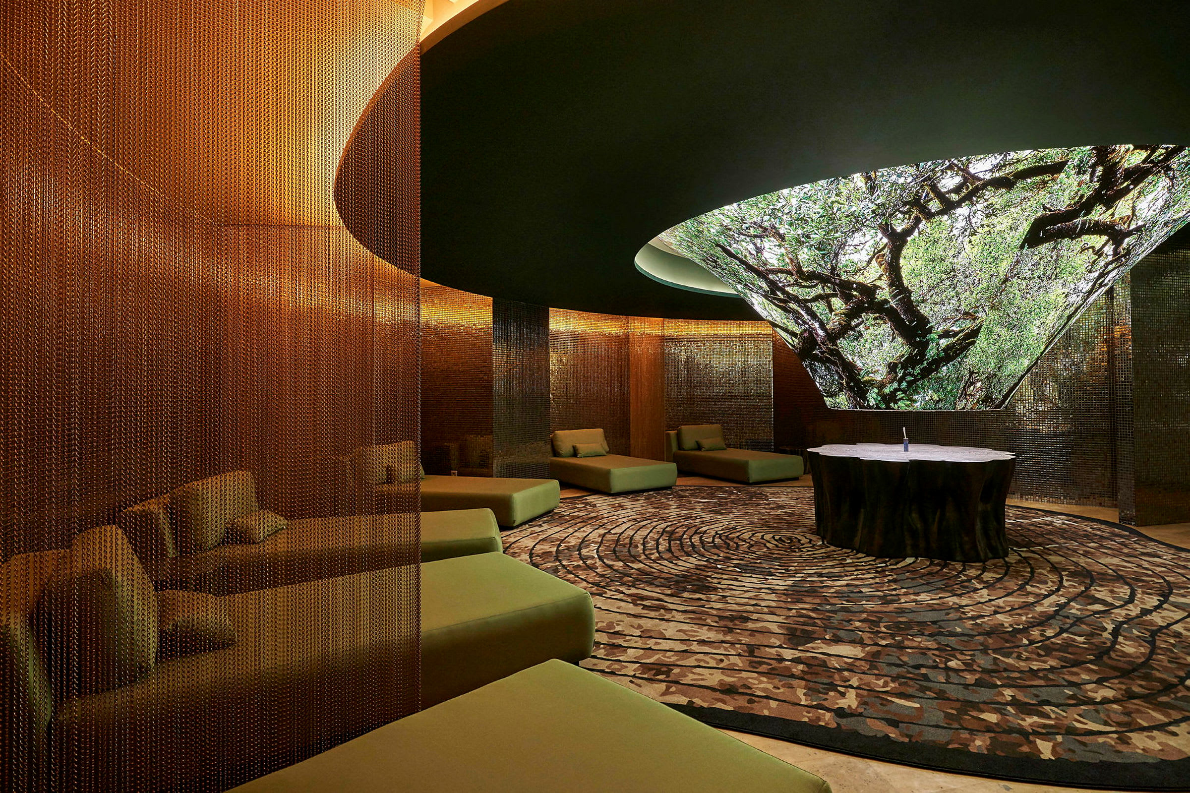 Et elegant indrettet rum med moderne liggesofaer, et unikt loftdesign med en naturinspireret installation og et dekorativt tæppe. (AI-genereret tekst)