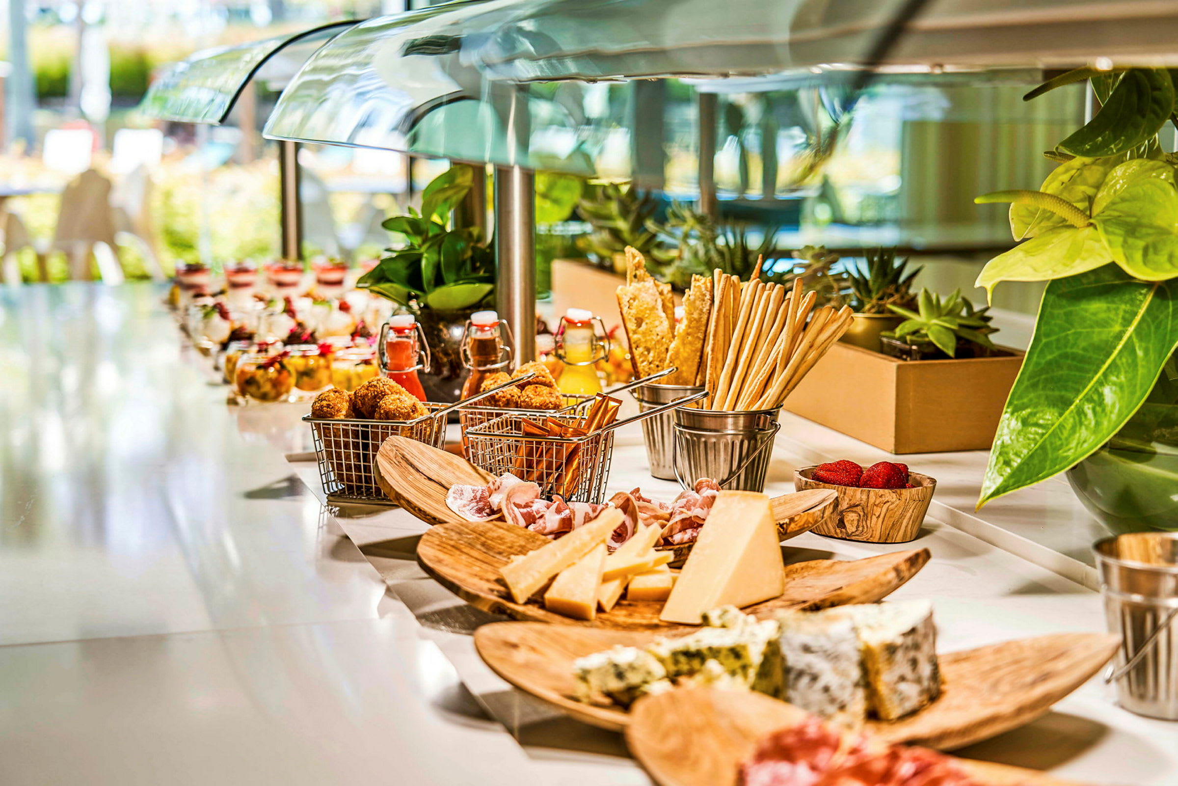 Buffet med forskellige retter, herunder ost, charcuteri og desserter. (AI-genereret tekst)
