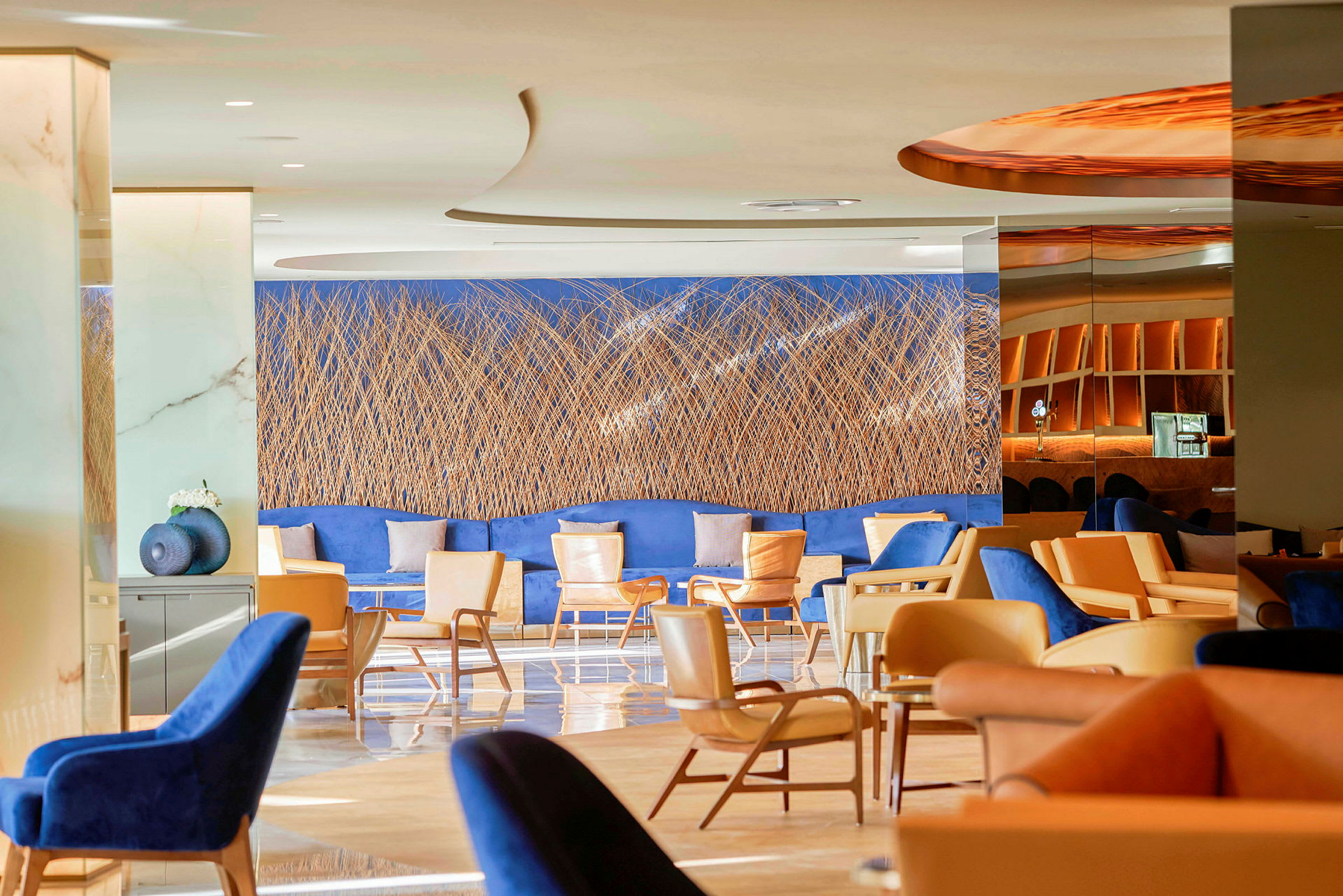 En moderne hotellobby med siddegrupper og dekoreret væg. (AI-genereret tekst)