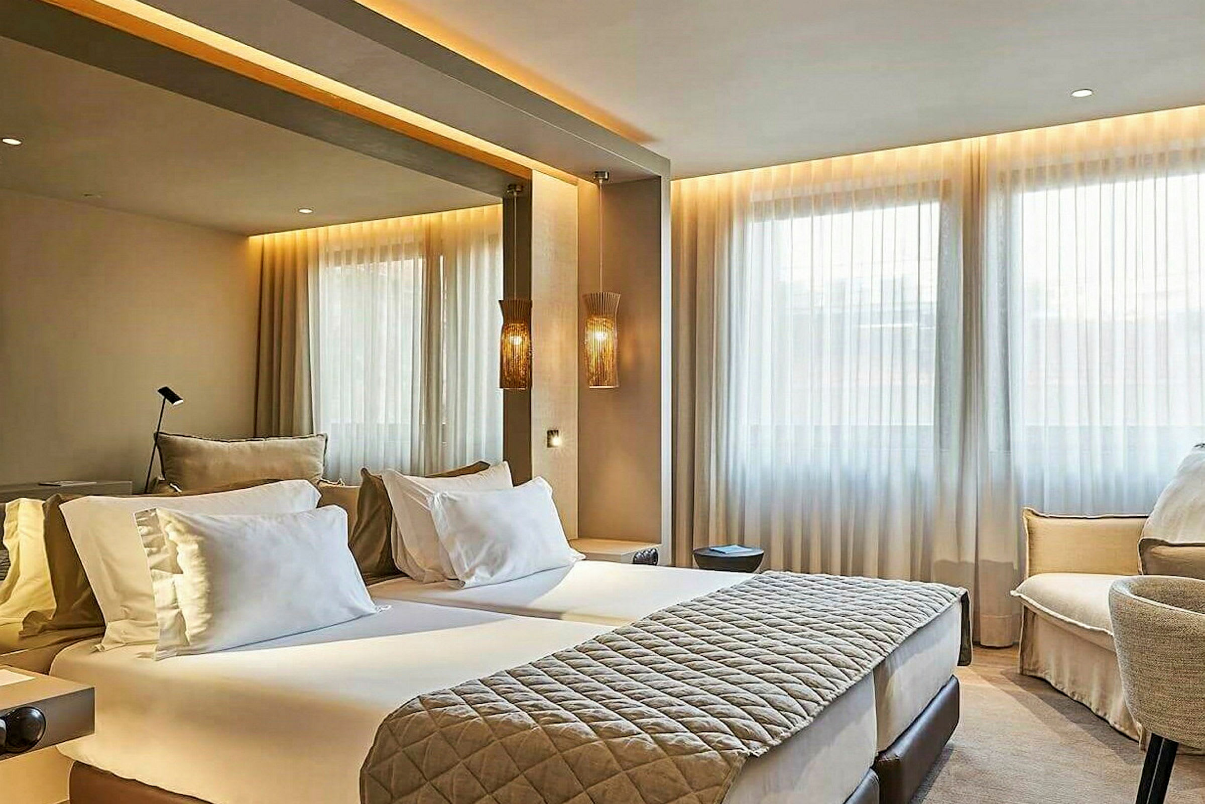 Et moderne hotelværelse med to enkeltsenge og elegant indretning. (AI-genereret tekst)