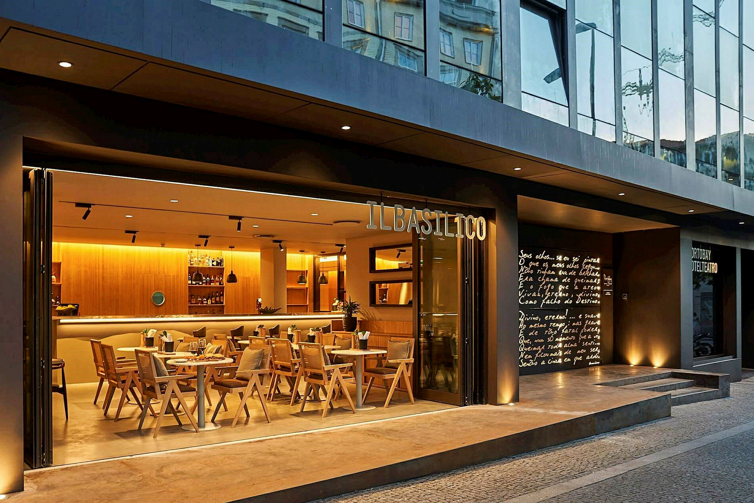 En restaurant med navnet Il Basilico, med moderne arkitektur og indretning. (AI-genereret tekst)