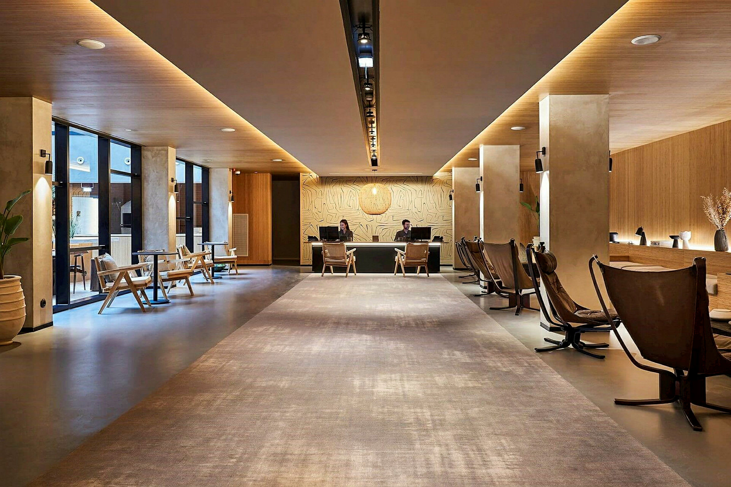 Receptionen på et moderne hotel med siddepladser. (AI-genereret tekst)