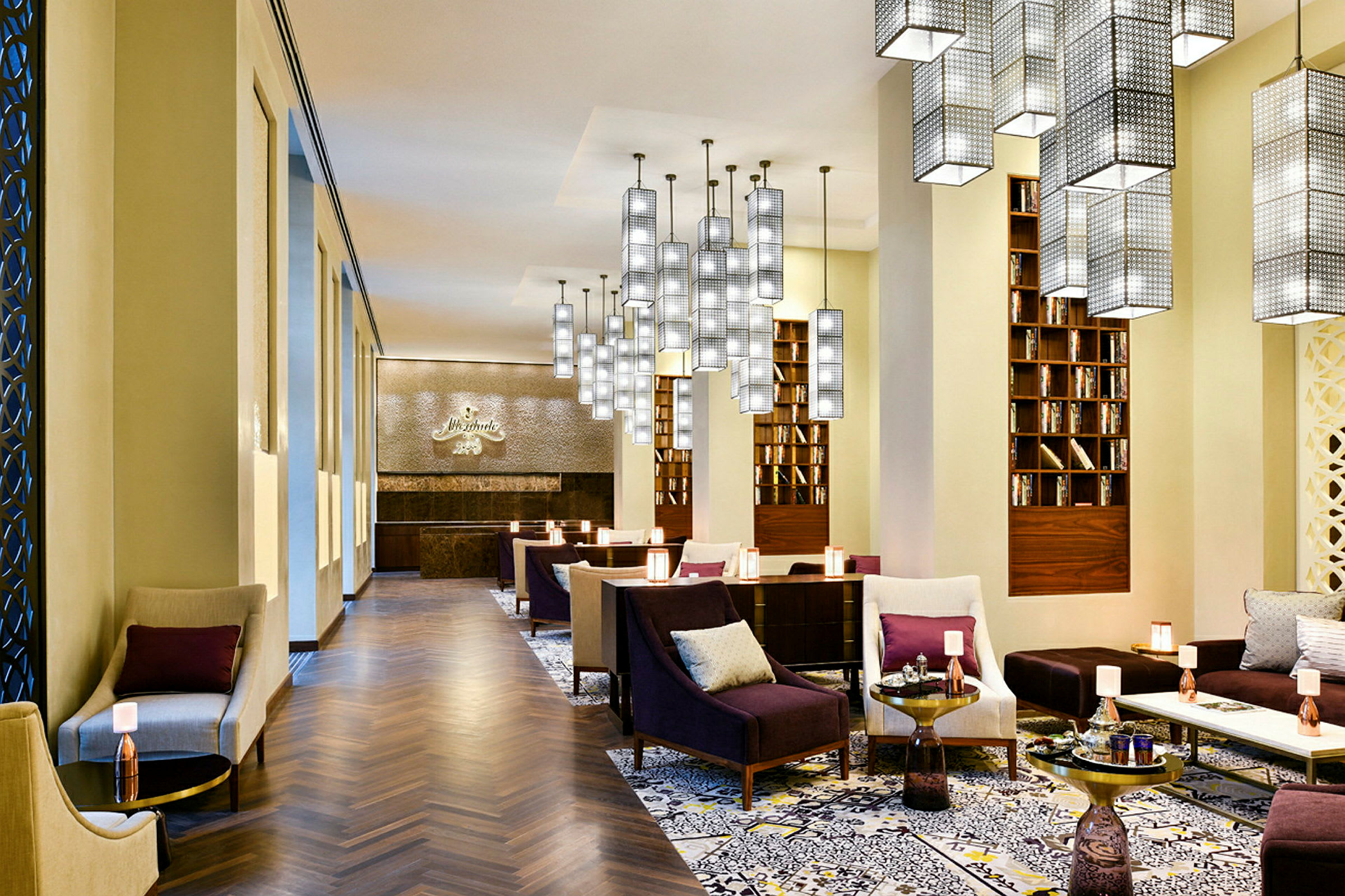 Interiør af en elegant hotellobby med siddepladser, bøger og moderne belysning. (AI-genereret tekst)