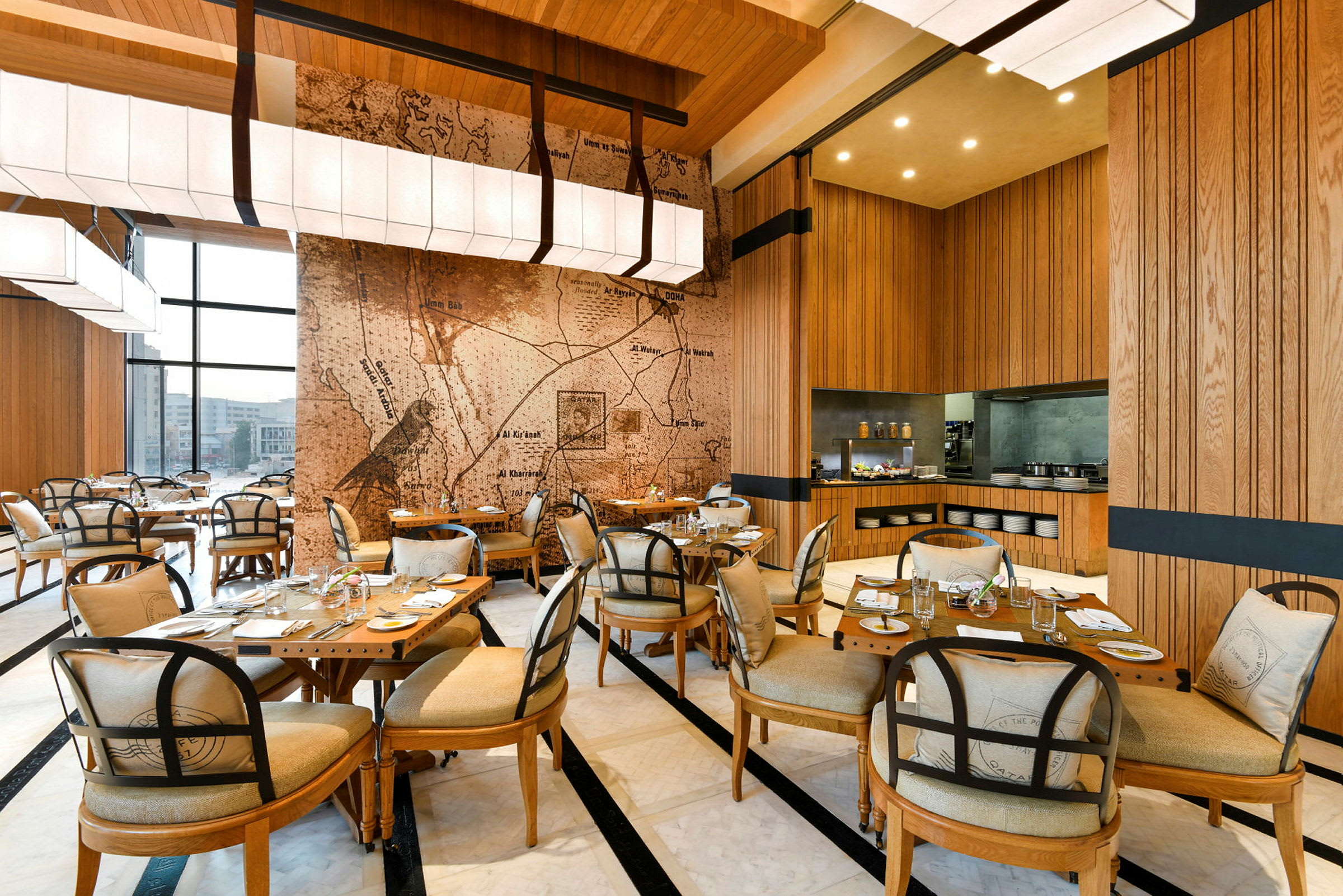 En restaurant med træpaneler på væggene, kortmotiv som dekoration og borde opstillet med stole samt dækket op til gæster. (AI-genereret tekst)