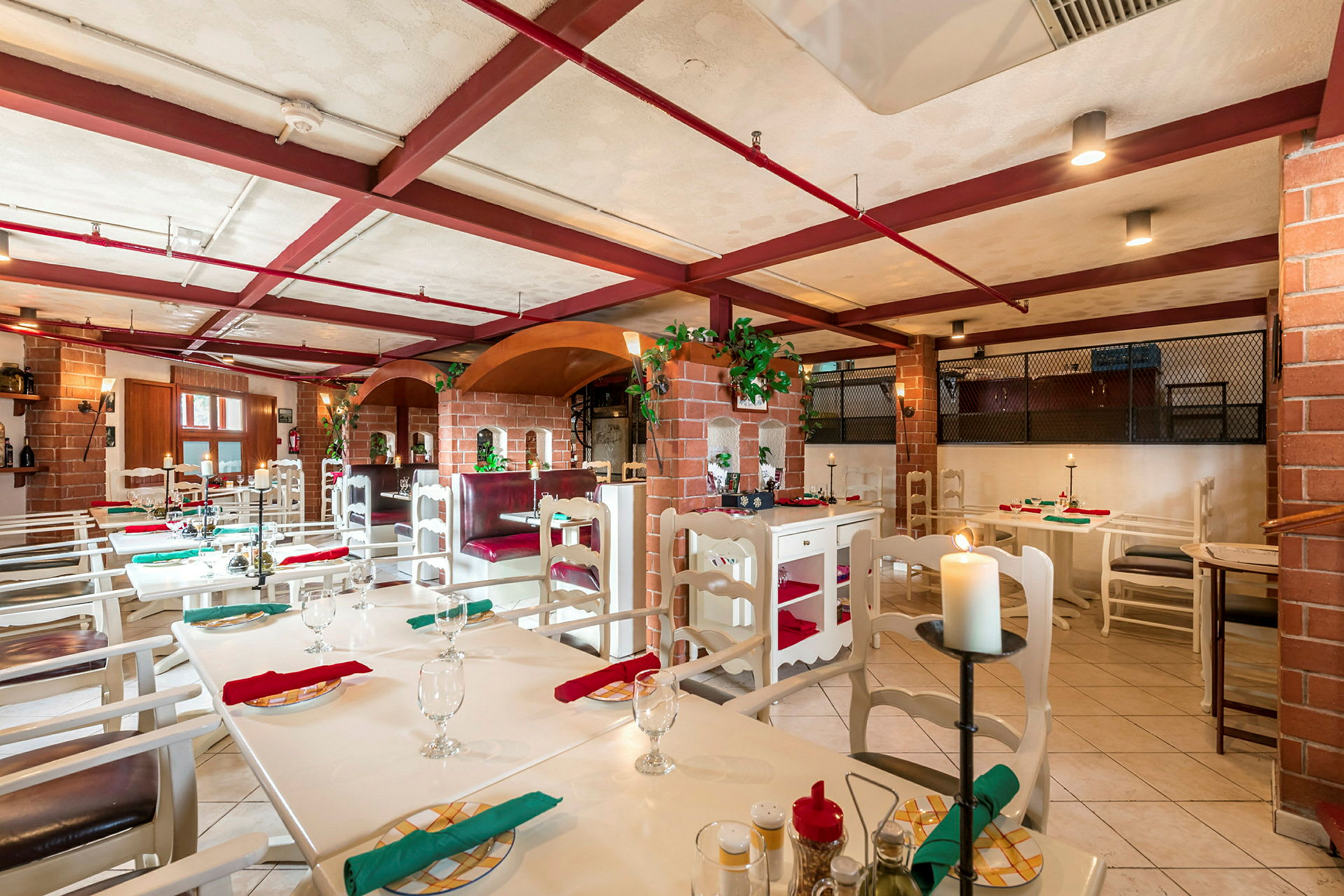 Restaurantinteriør med opstillet borde og stole, murstensvægge og dekorationer. (AI-genereret tekst)
