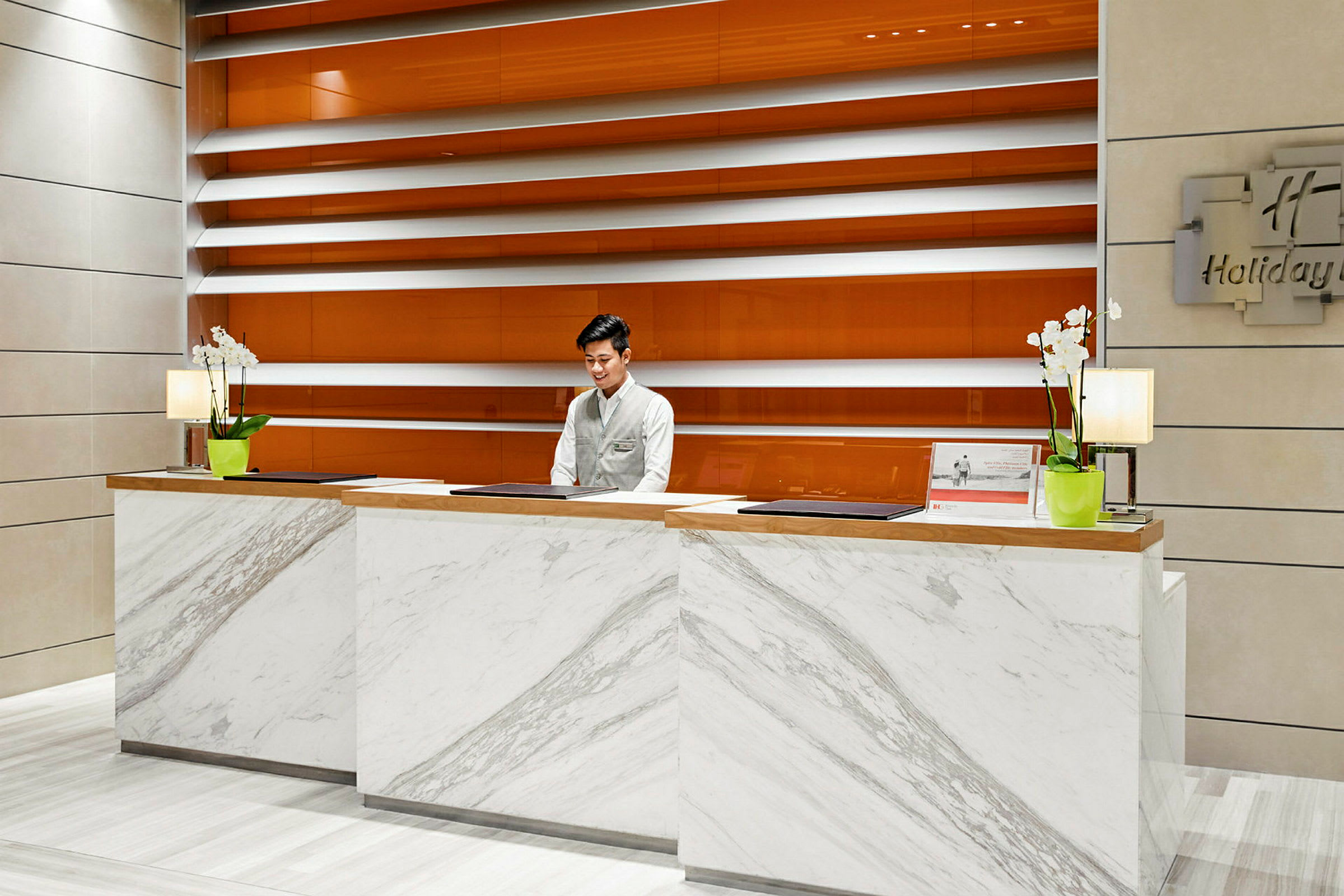 Receptionen på et hotel med moderne design og marmorreception. (AI-genereret tekst)