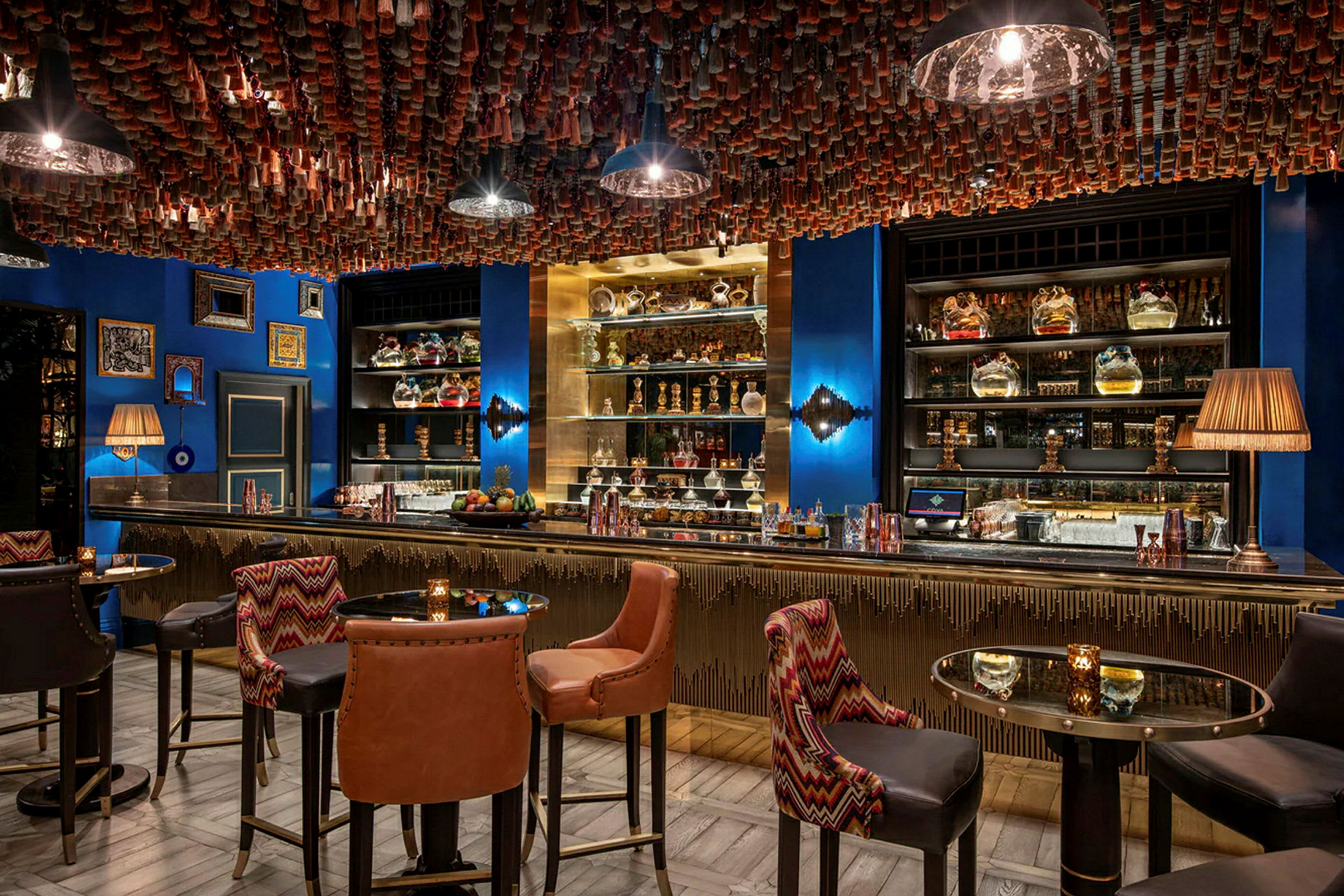 Interiør af en elegant bar med siddepladser og dekoreret loft. (AI-genereret tekst)