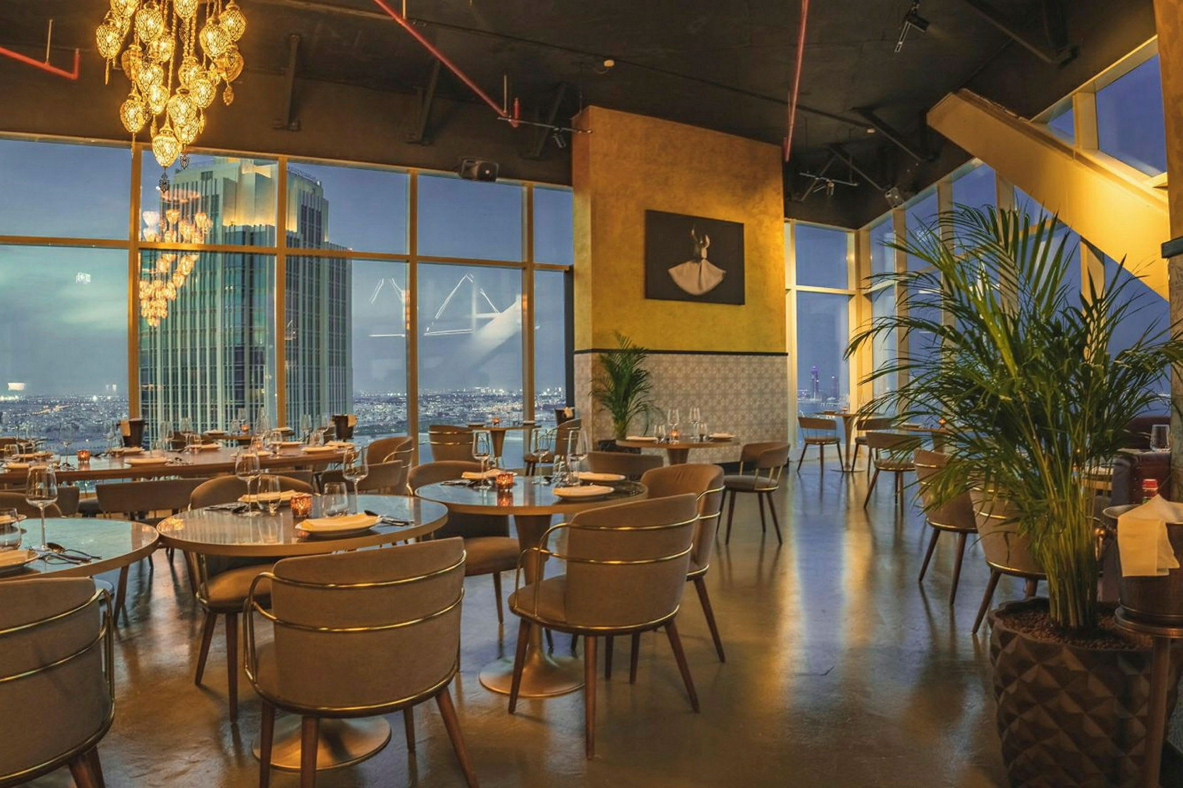 Interiør af en elegant restaurant med udsigt over en by. (AI-genereret tekst)