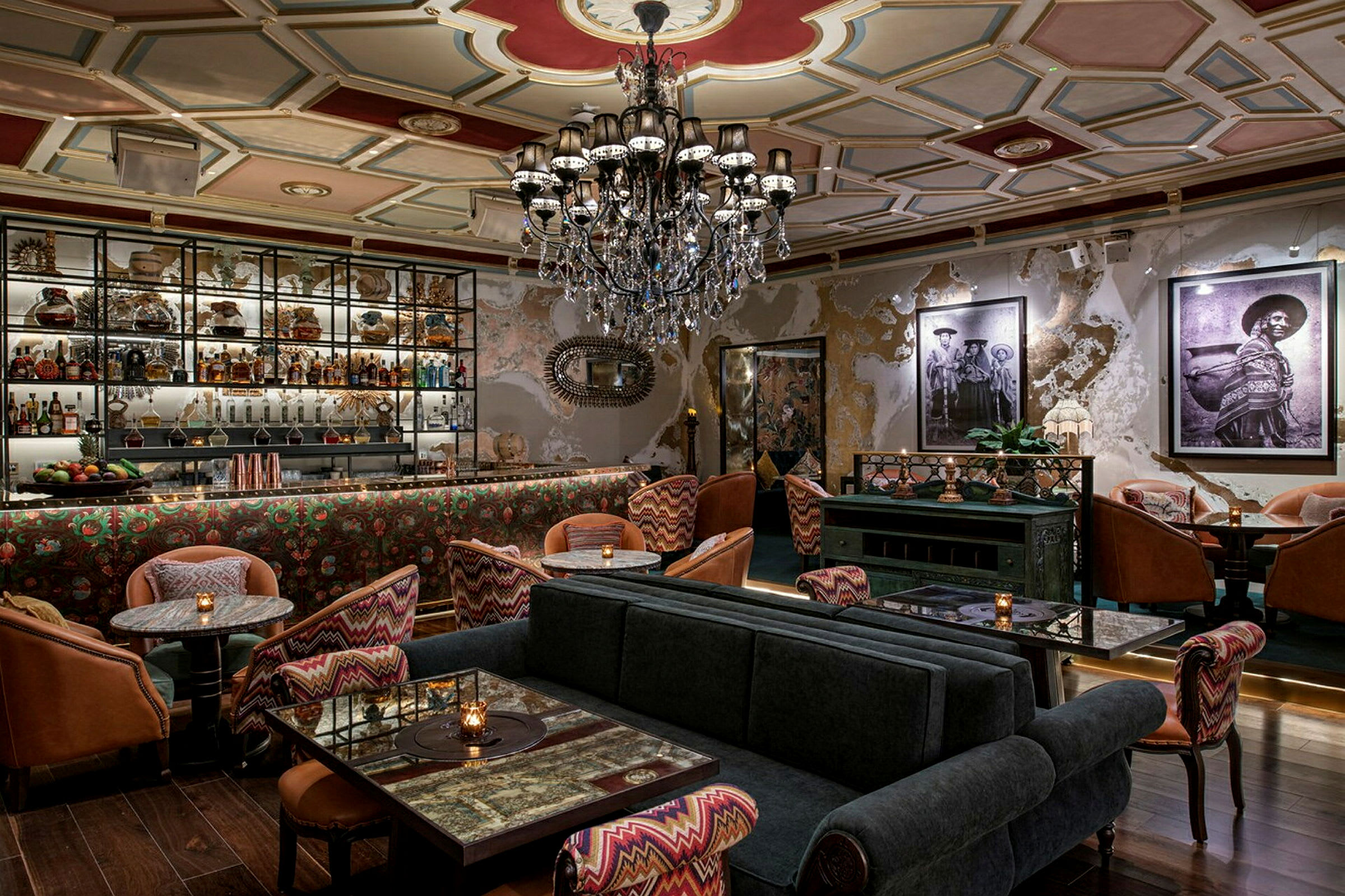 Interiør af en stilfuldt indrettet lounge med borde, stole, sofaer og en dekorativ loftlampe. (AI-genereret tekst)