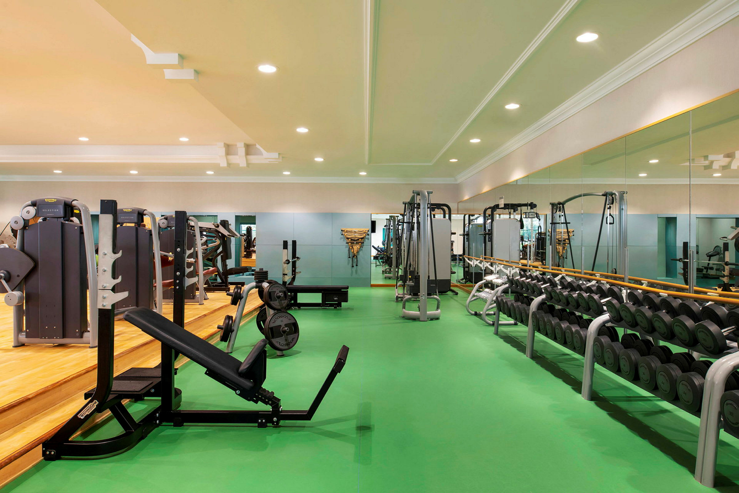 Billede af et veludstyret fitnesscenter med træningsmaskiner og vægte. (AI-genereret tekst)