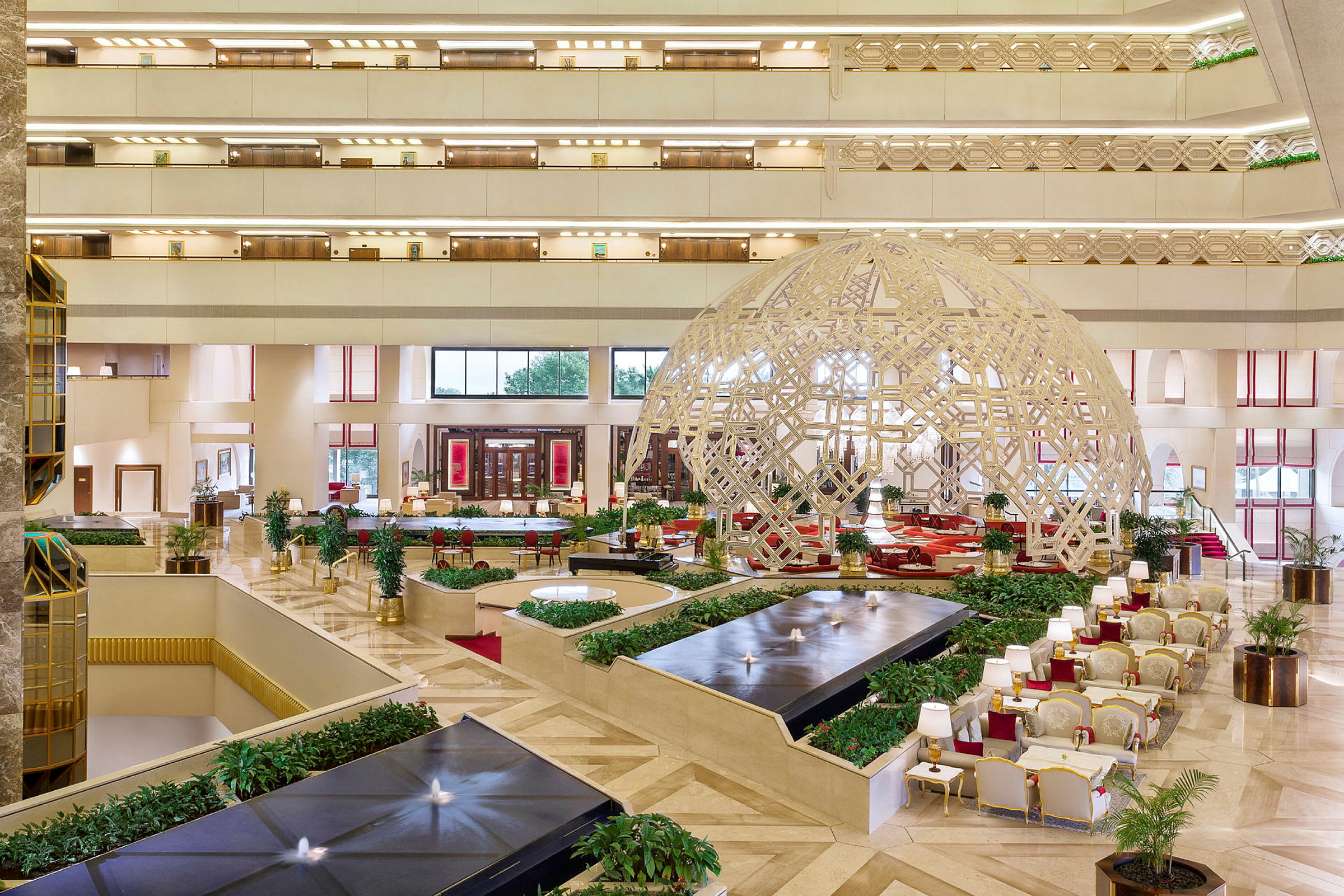Interiør af en elegant hotellobby med belysning, siddepladser og dekorationer. (AI-genereret tekst)