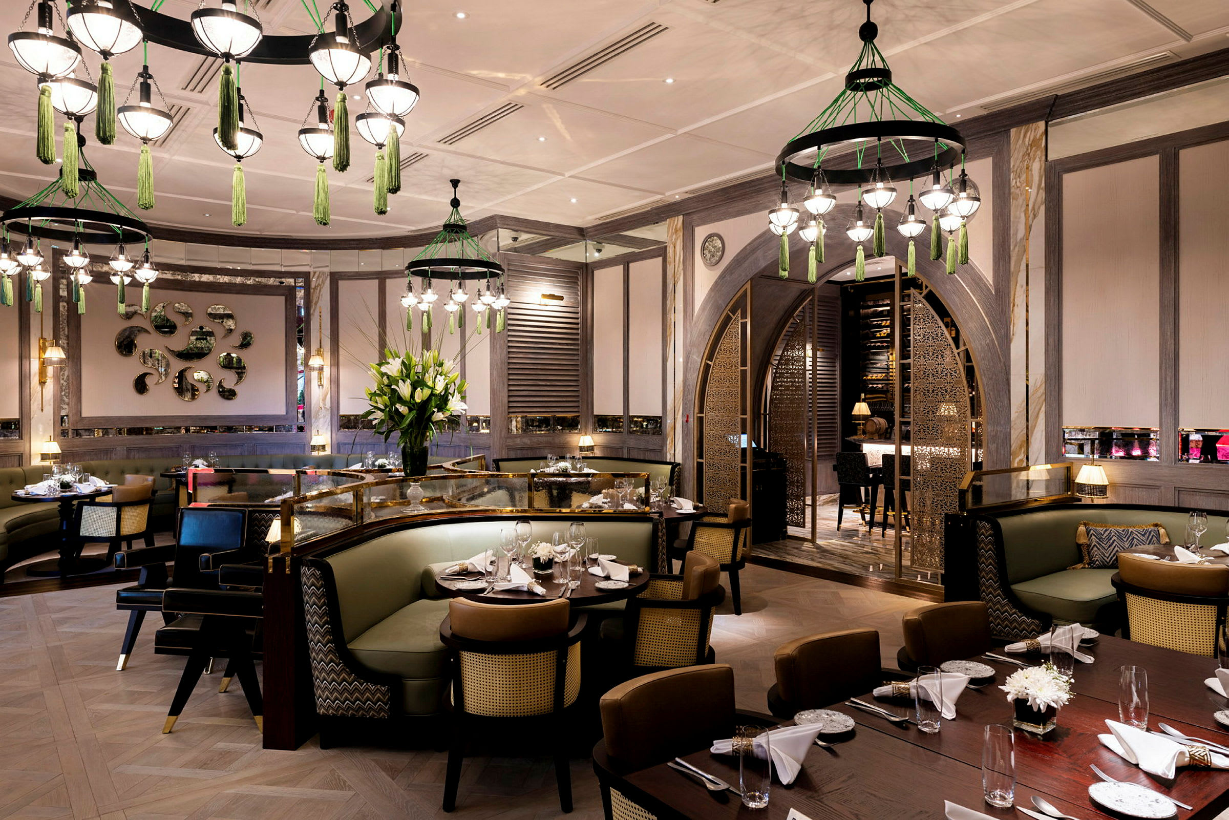 En elegant restaurantindretning med dækkede borde og dekorative lamper. (AI-genereret tekst)