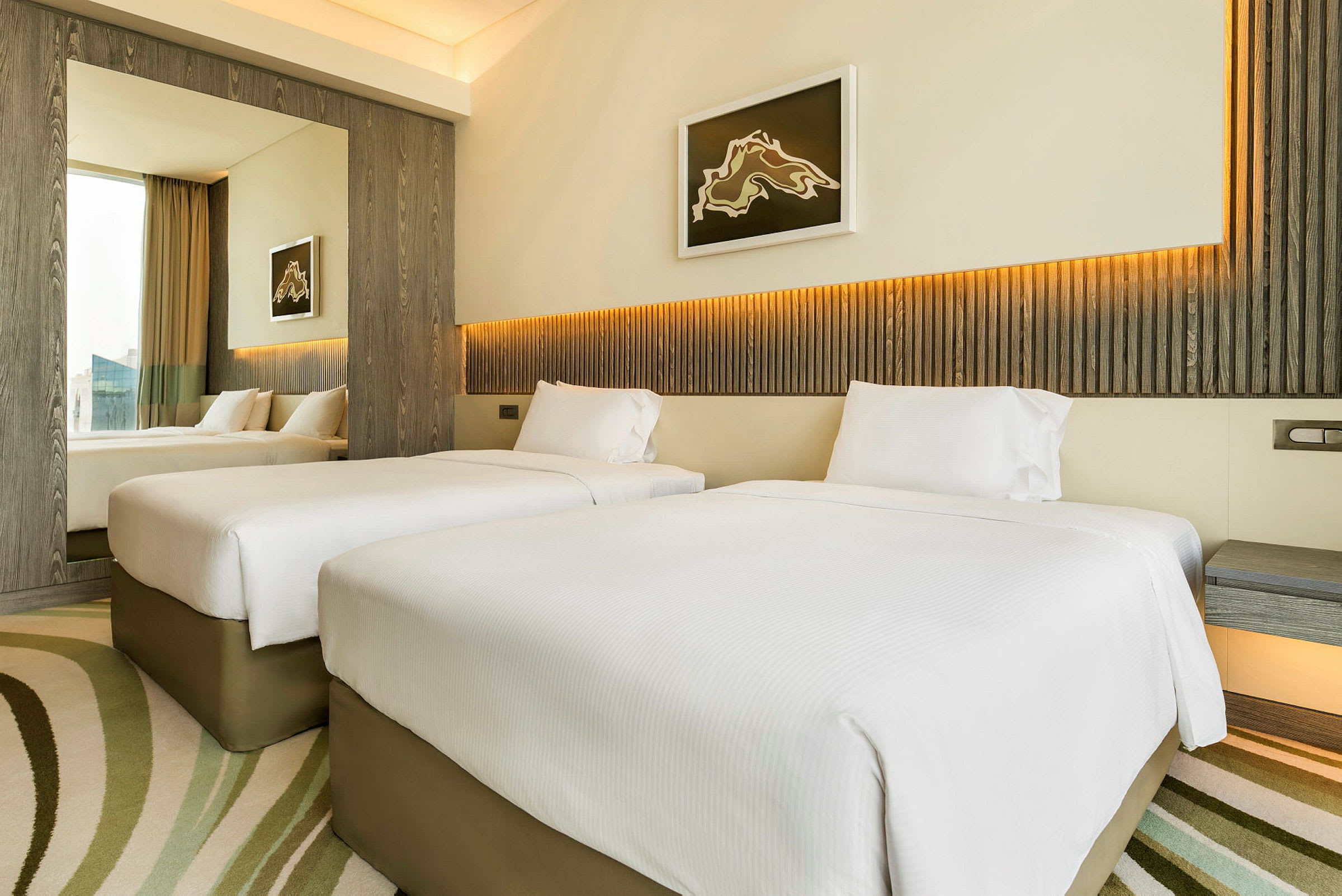 Hotelværelse med to enkeltsenge, moderne indretning og lyse farver. (AI-genereret tekst)