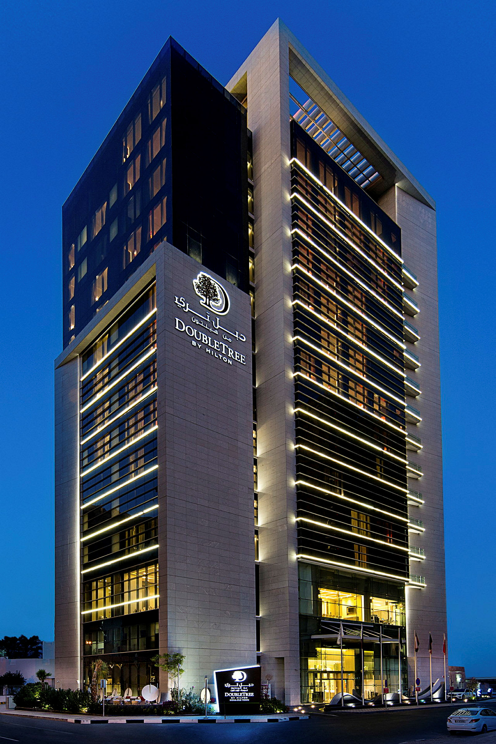 Billede af et hotel med navnet DoubleTree by Hilton omgivet af blå himmel. (AI-genereret tekst)