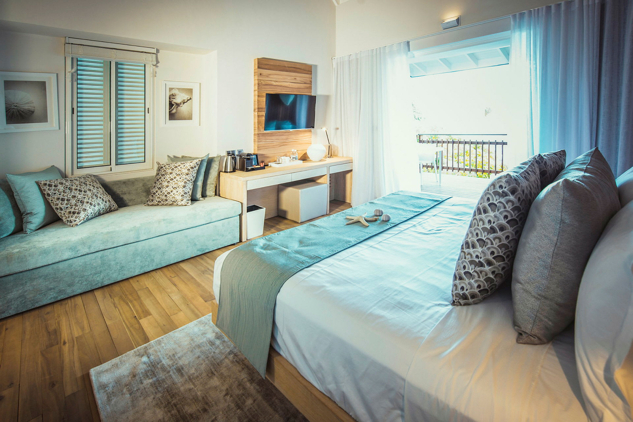 Et moderne og lyst hotelværelse med dobbeltseng og balkon med udsigt. (AI-genereret tekst)