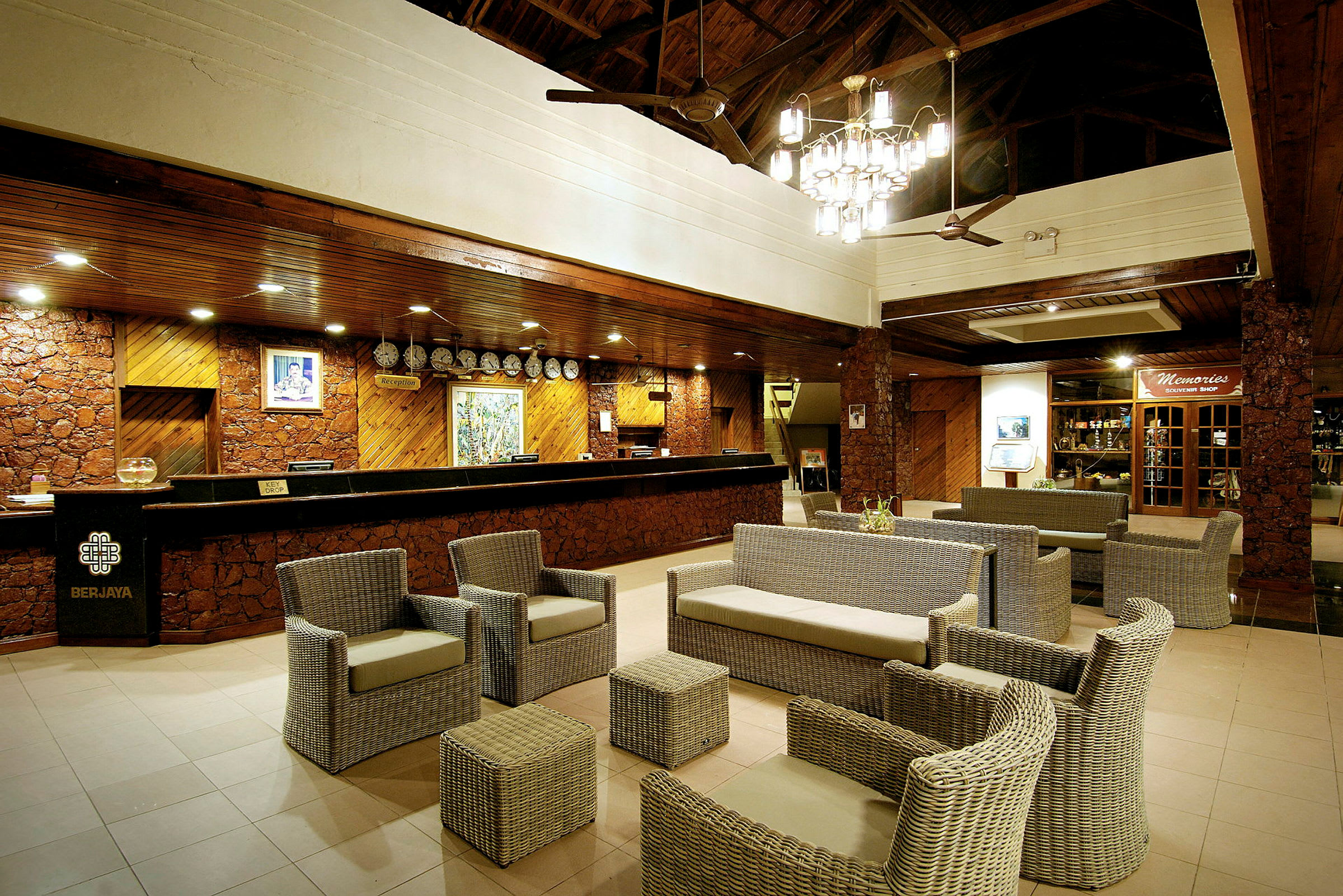 Hotellets lobby med reception og siddegrupper. (AI-genereret tekst)