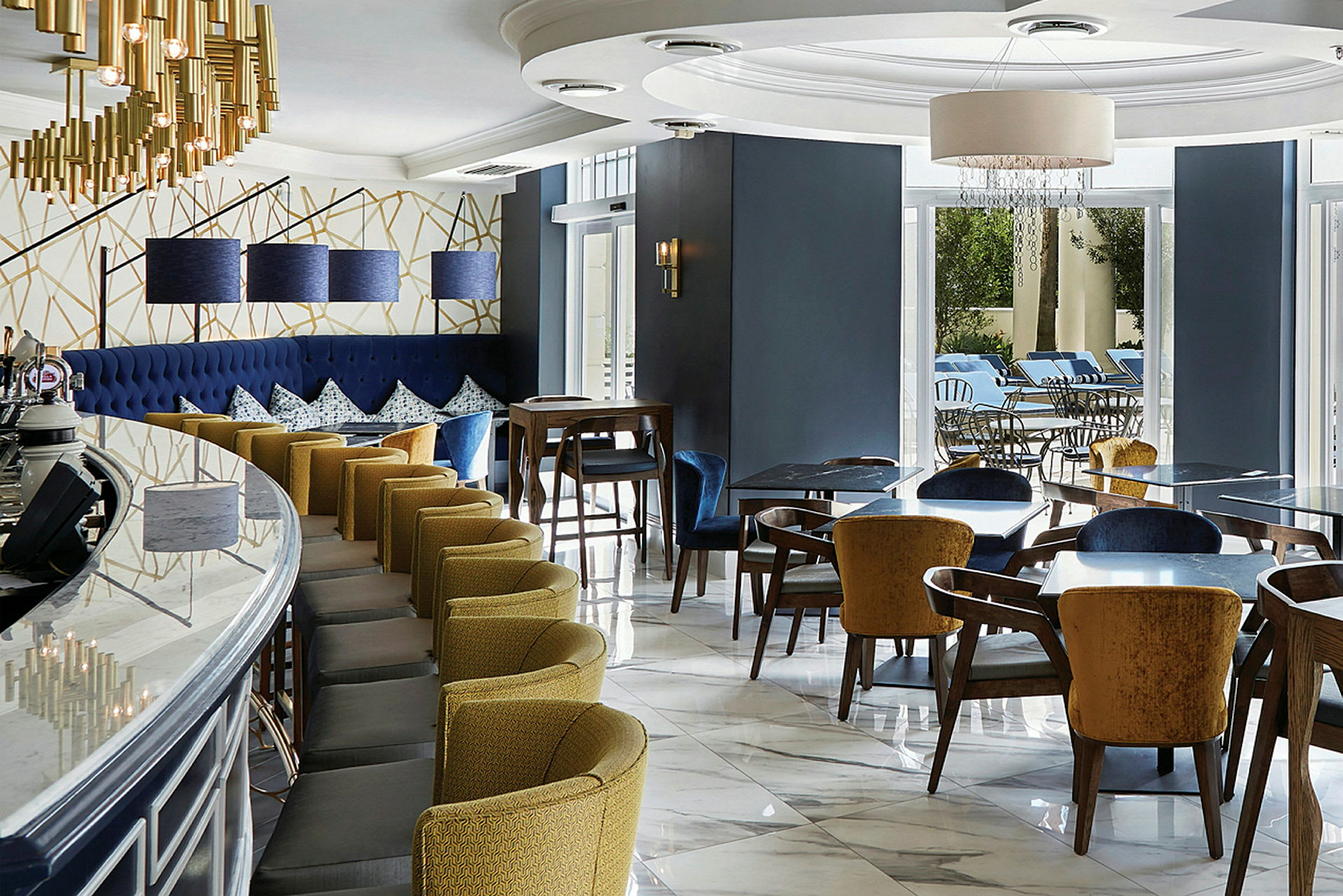 Billede af en moderne restaurant med marmorgulv, elegante møbler og dekorative lamper. Vinduer vender ud mod en udendørs pool. (AI-genereret tekst)