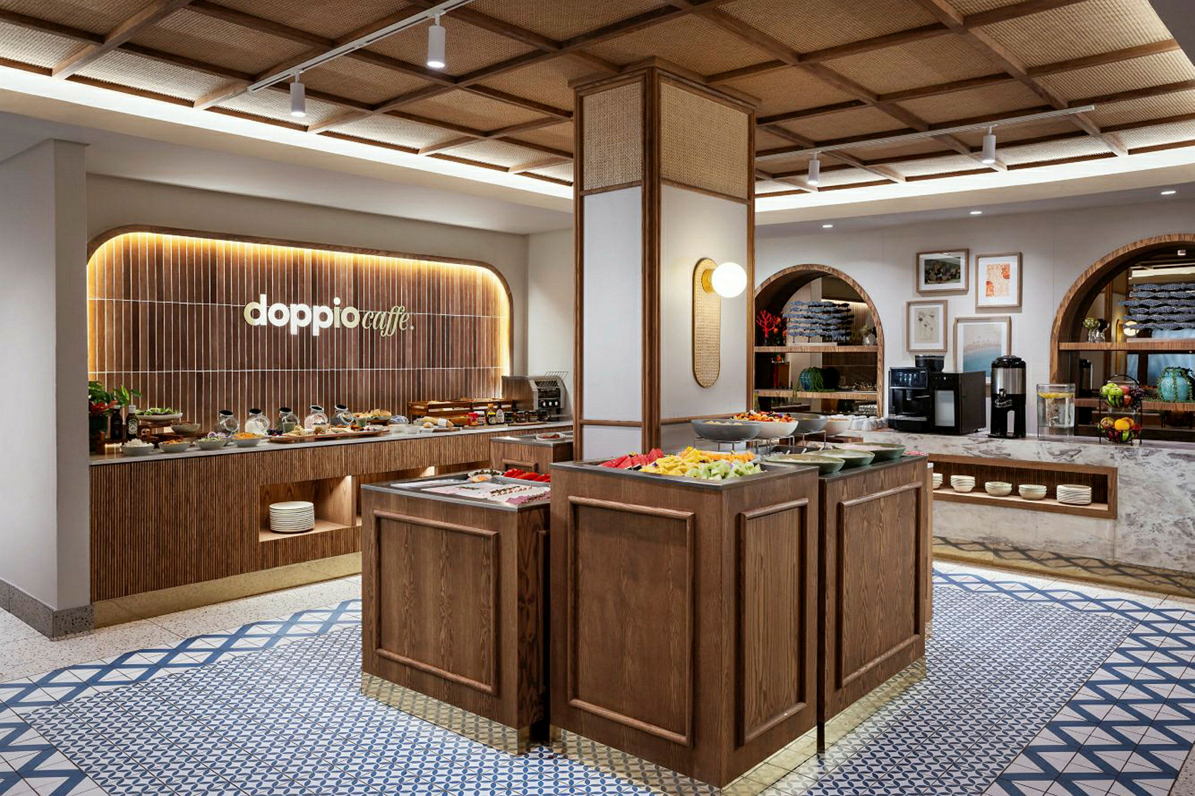 En buffet med forskellige retter, med træpaneler og en elegant indretning. Logoet for "doppio caffe" ses på væggen. (AI-genereret tekst)