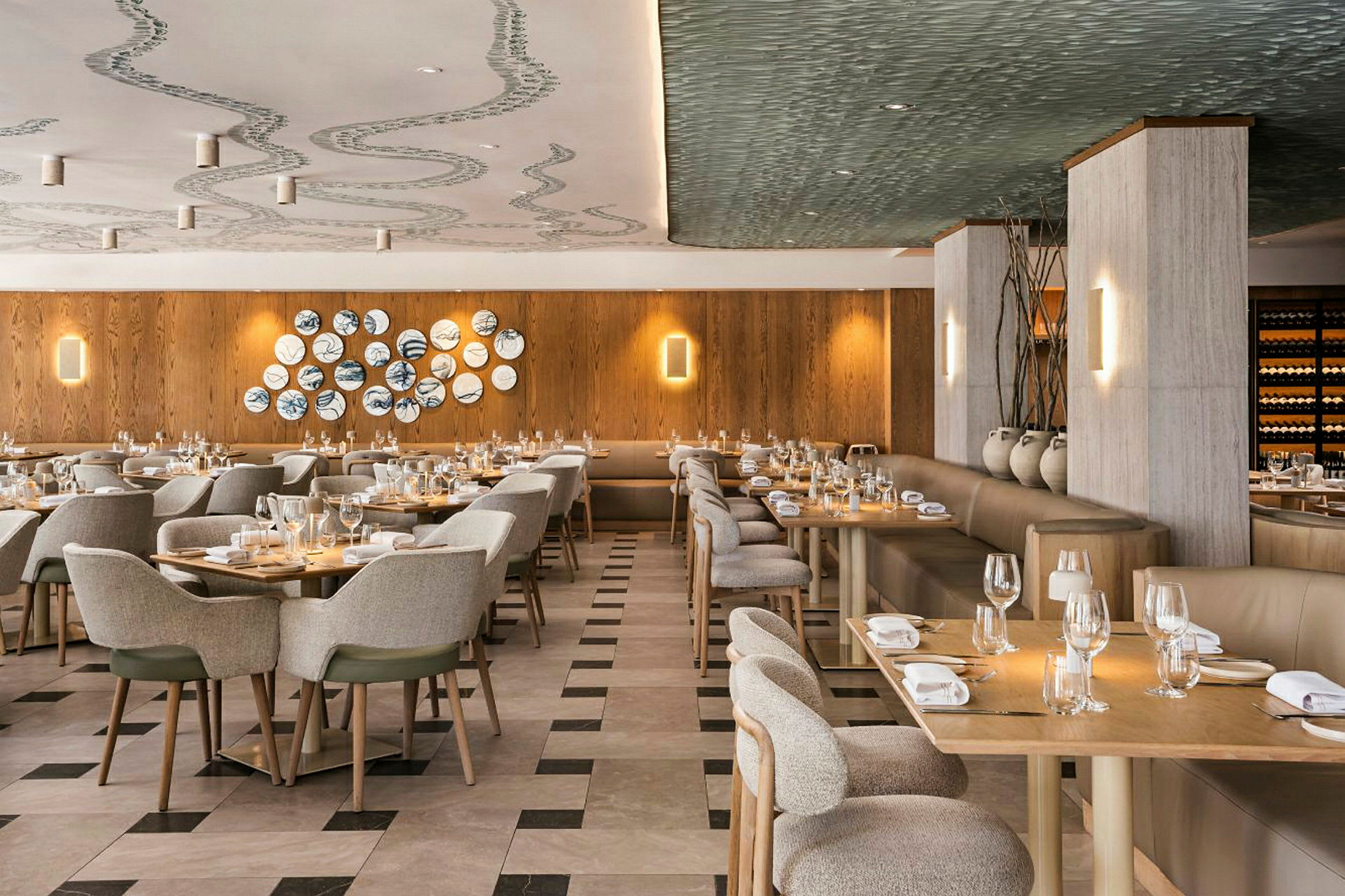 En elegant restaurant med træpaneler, smagfuld indretning og dækkede borde. (AI-genereret tekst)