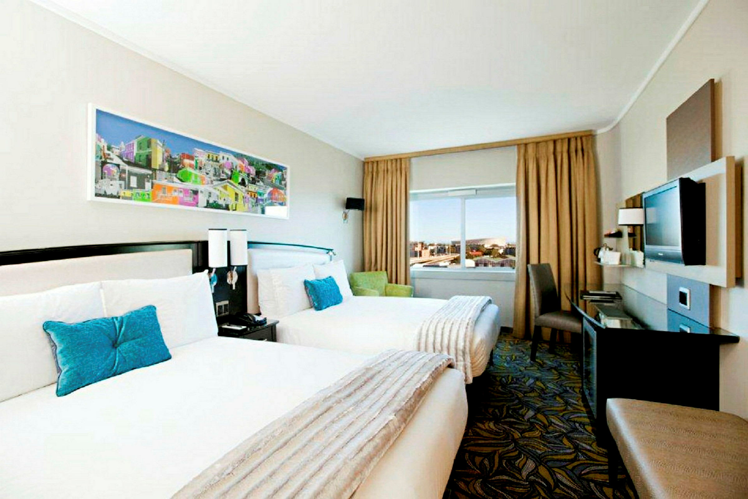 Hotelværelse med to enkeltsenge, en vinduesudsigt og moderne indretning. (AI-genereret tekst)