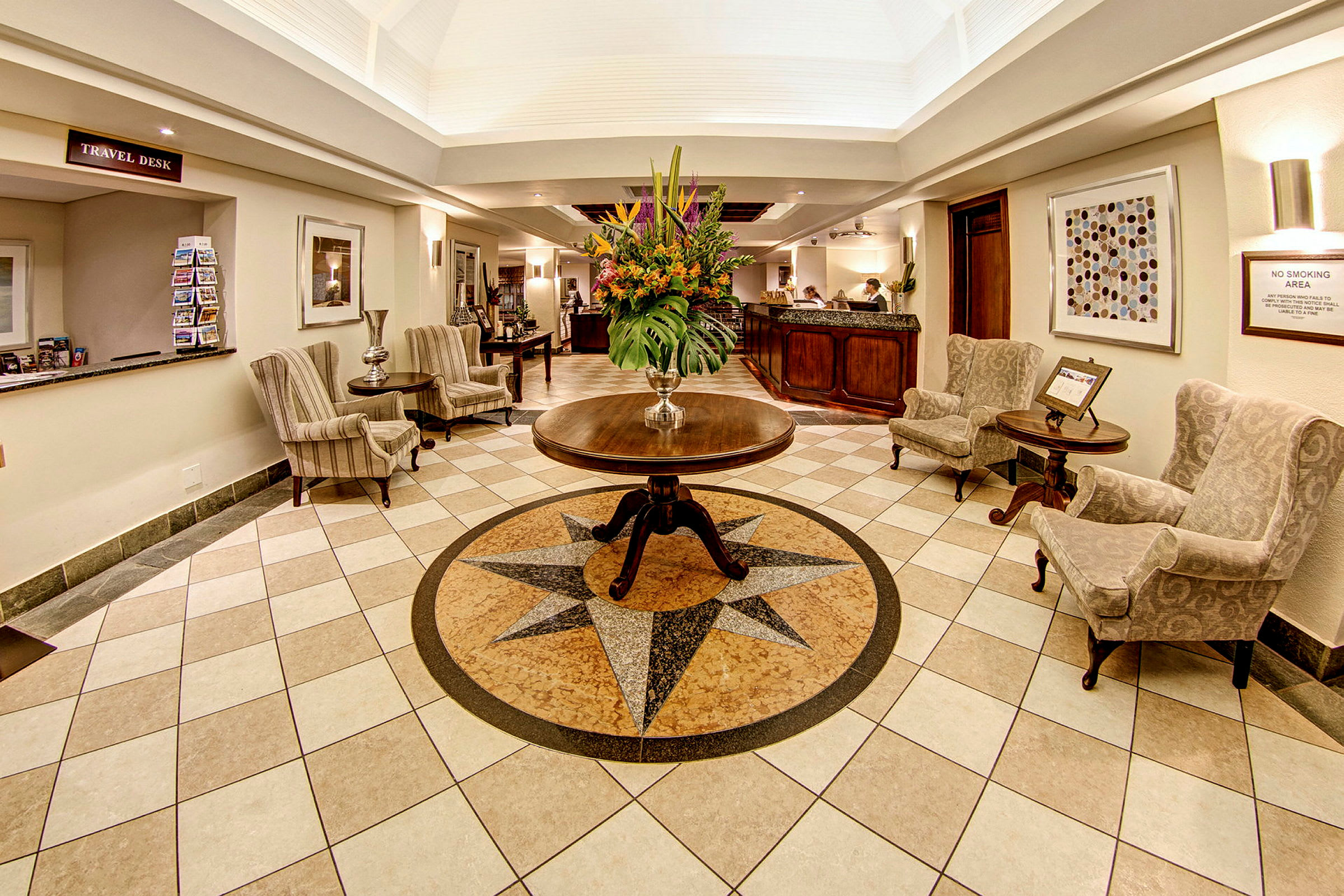 Hotellobby med siddearrangementer, indretningsdetaljer og en reception. (AI-genereret tekst)